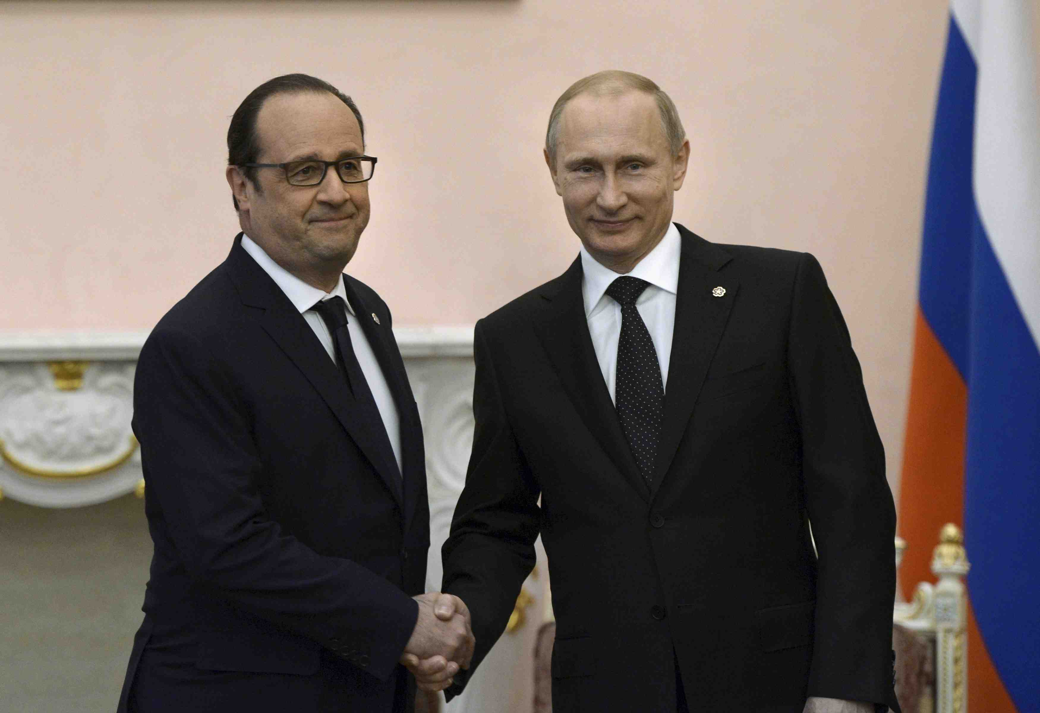 Pas de decision definitive sur le contrat mistral, dit hollande