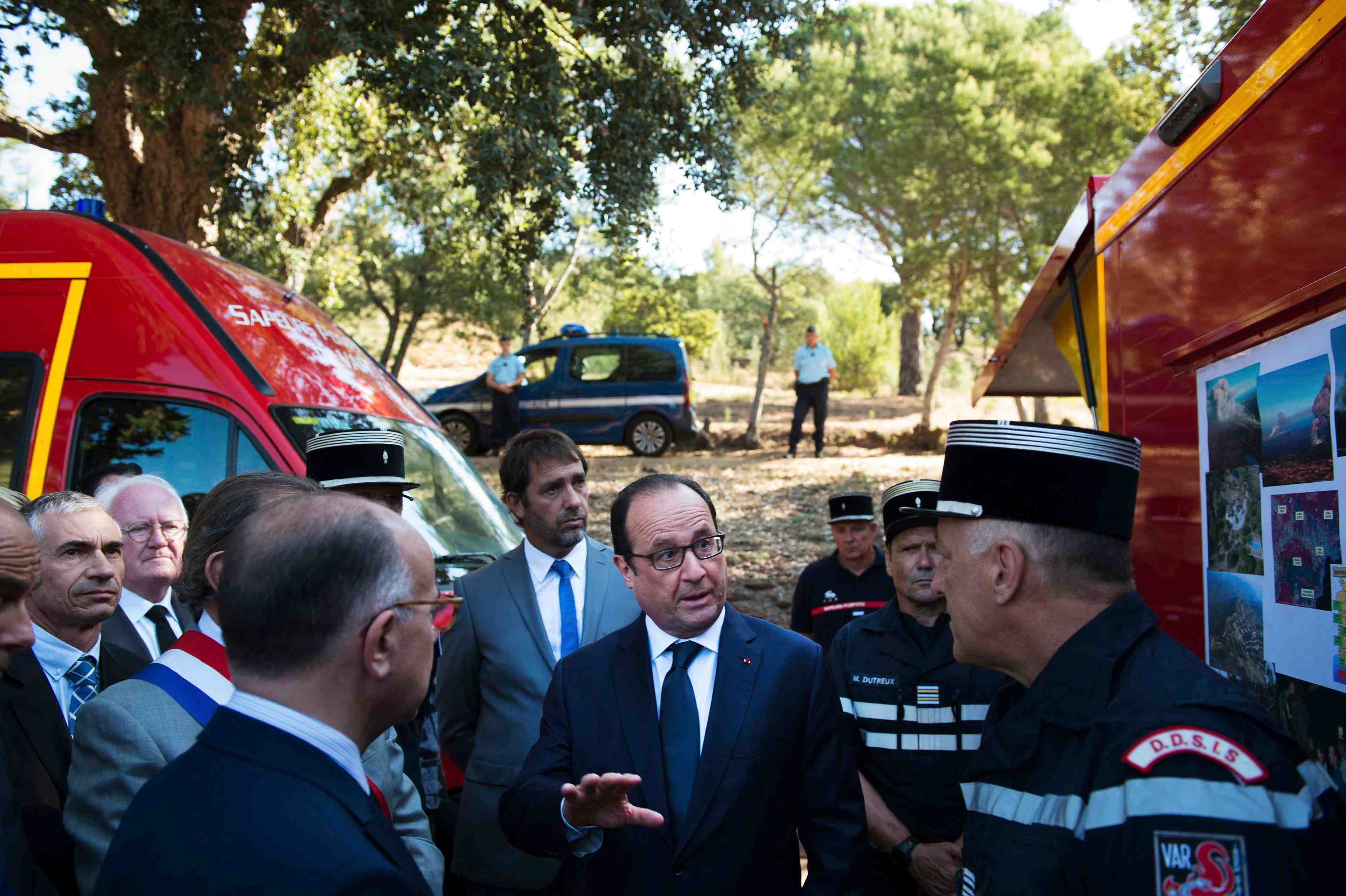 Quelque 10.000 campeurs evacues apres un incendie a frejus