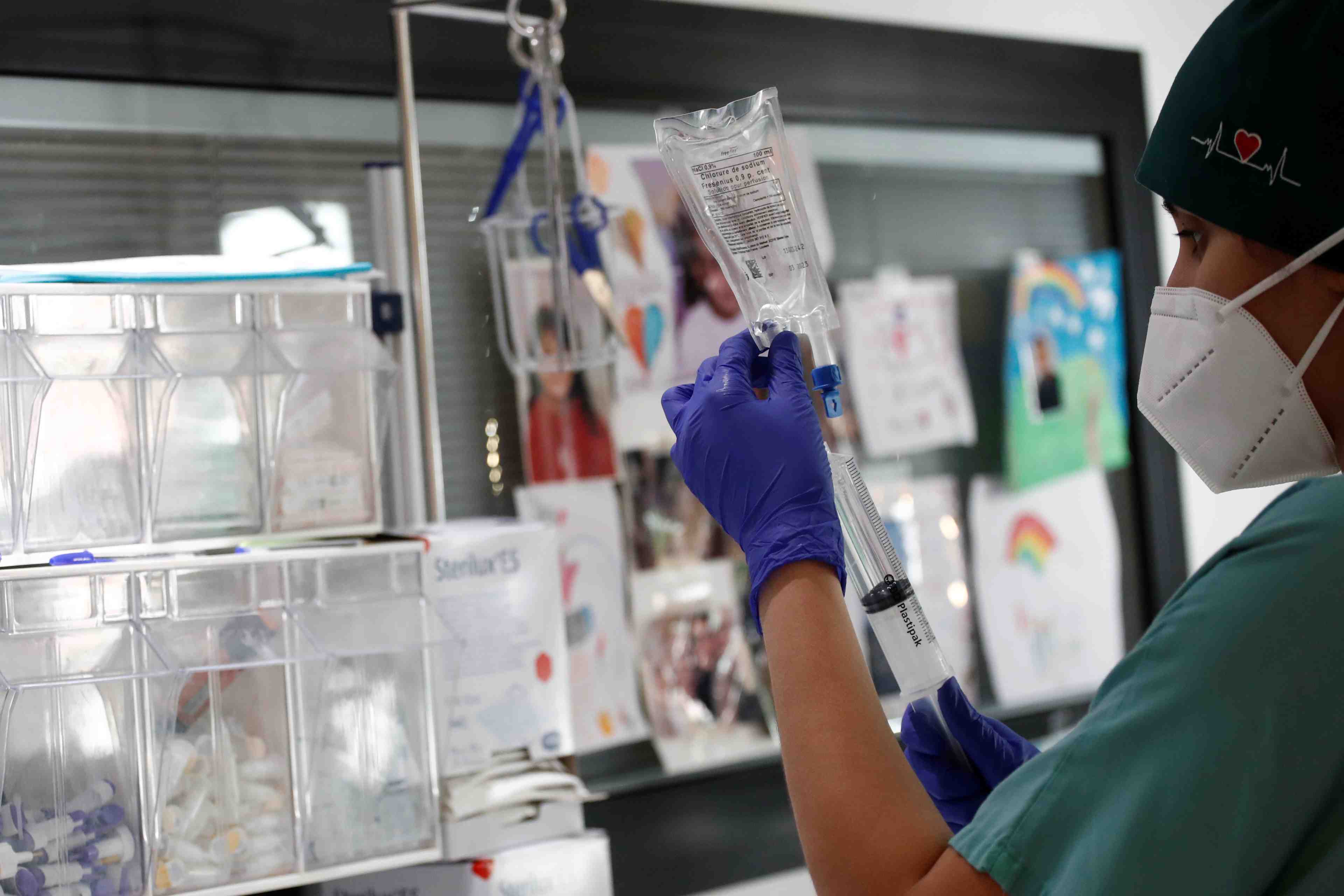 La france recense 4.271 patients en reanimation en raison du covid-19