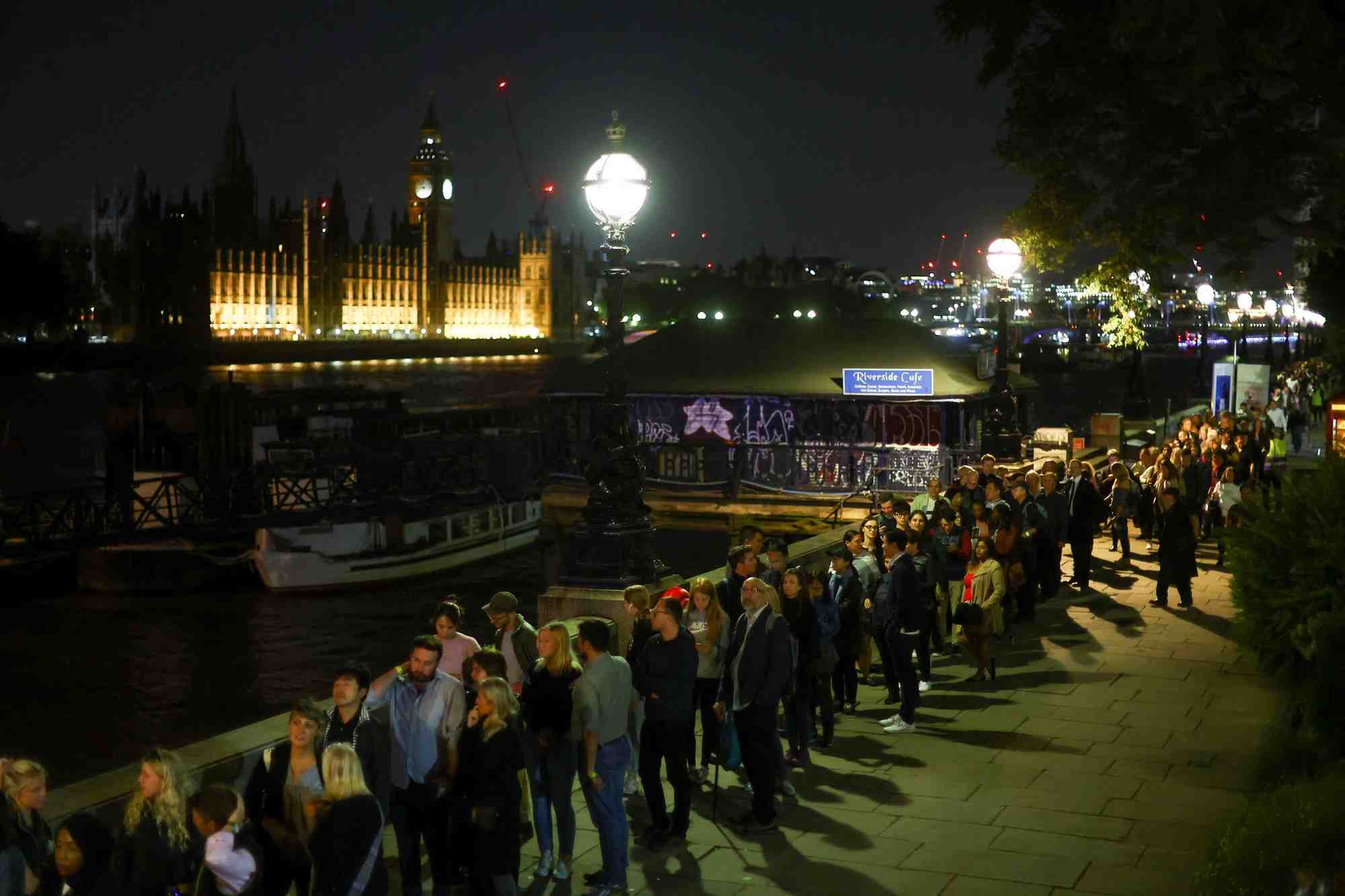 Les gens font la queue pour rendre hommage a la reine elizabeth ii alors que son cercueil repose a l'interieur du palais de westminster, a londres