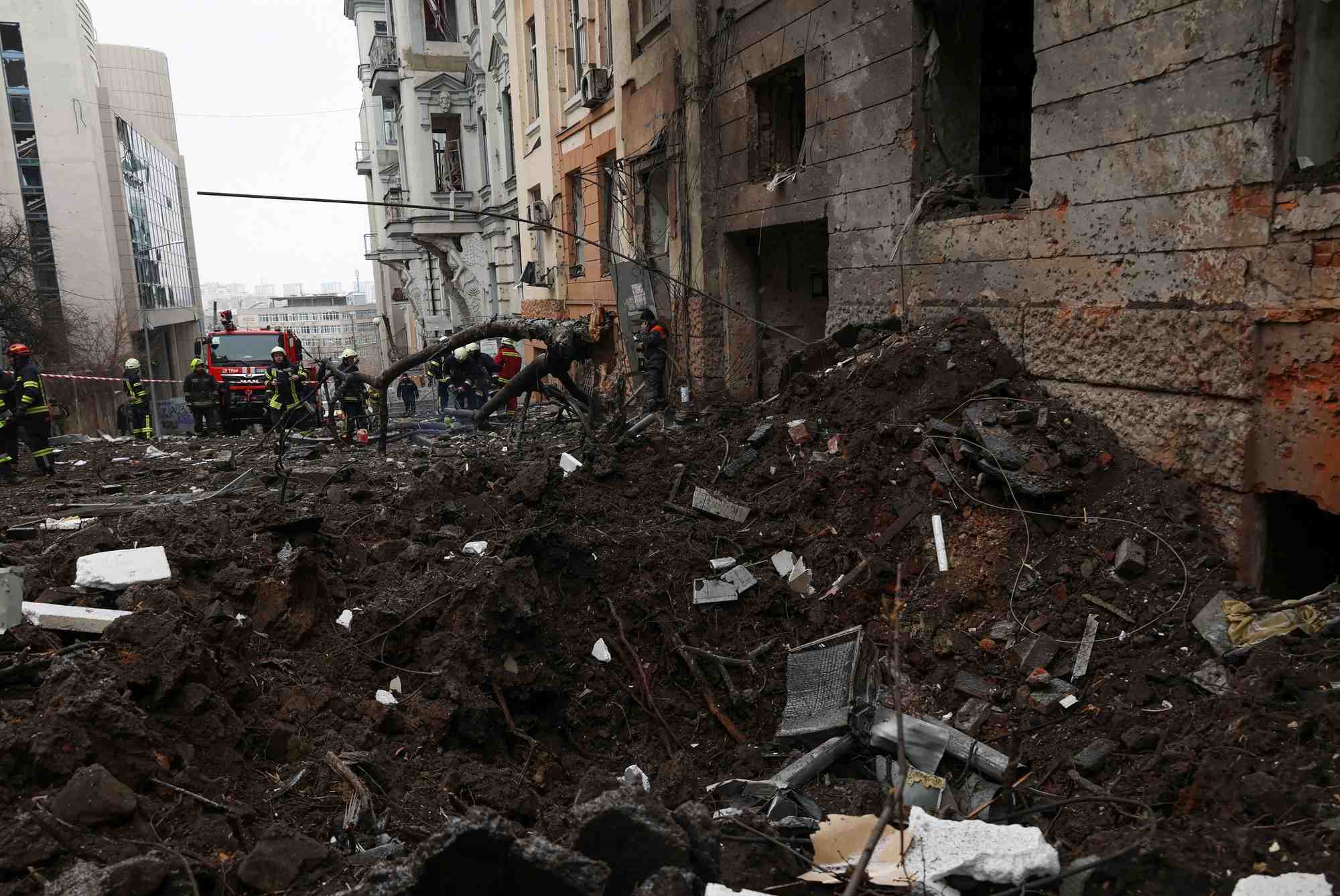 Un immeuble residentiel endommage par une frappe de missiles russes, a kharkiv, en ukraine