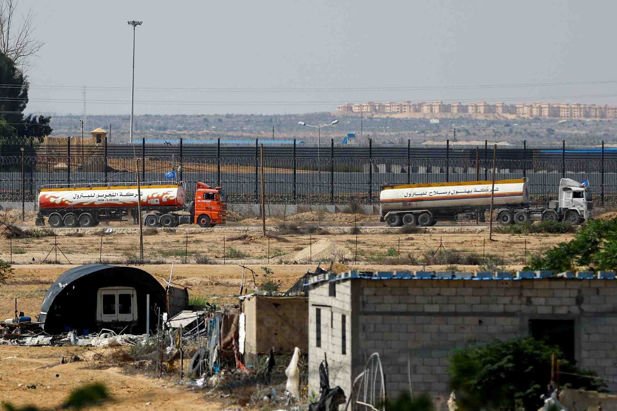 Des camions-citernes de l'onu se dirigent vers la frontiere entre gaza et l'egypte a rafah