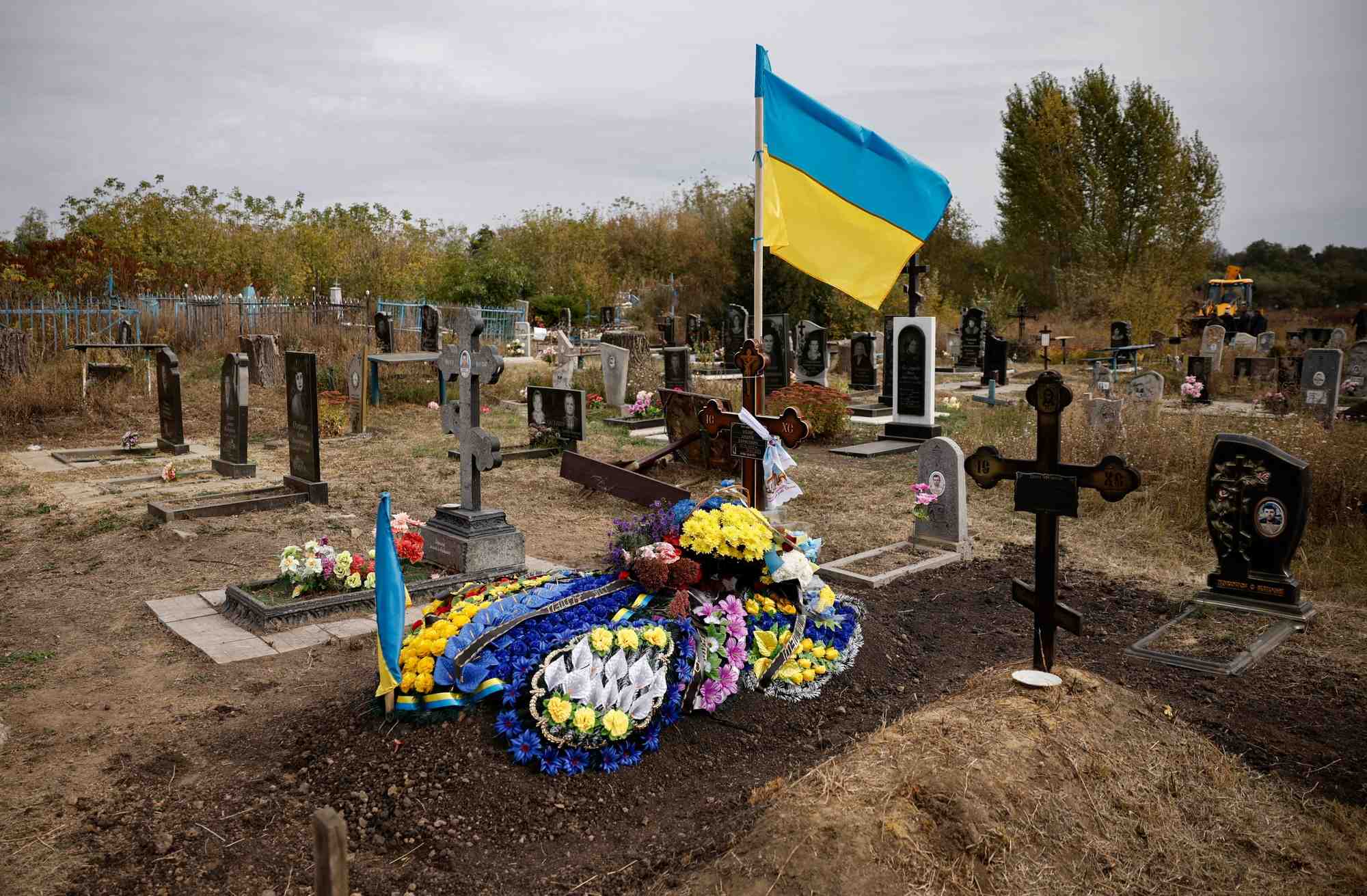 La tombe d'un soldat ukrainien tombe, dans un cimetiere a l'exterieur du village de hroza, region de kharkiv, ukraine