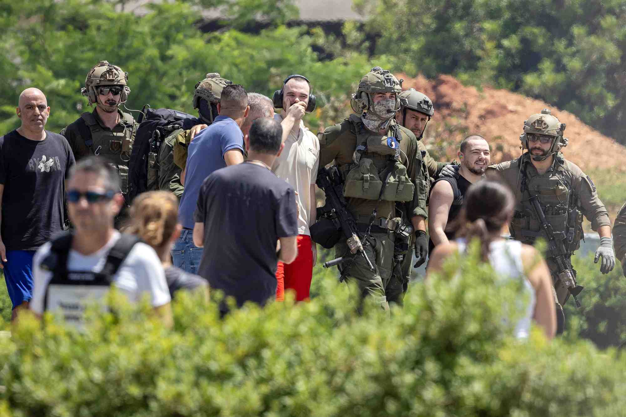 Les otages liberes andrey kozlov et almog meir jan sont escortes, a ramat gan