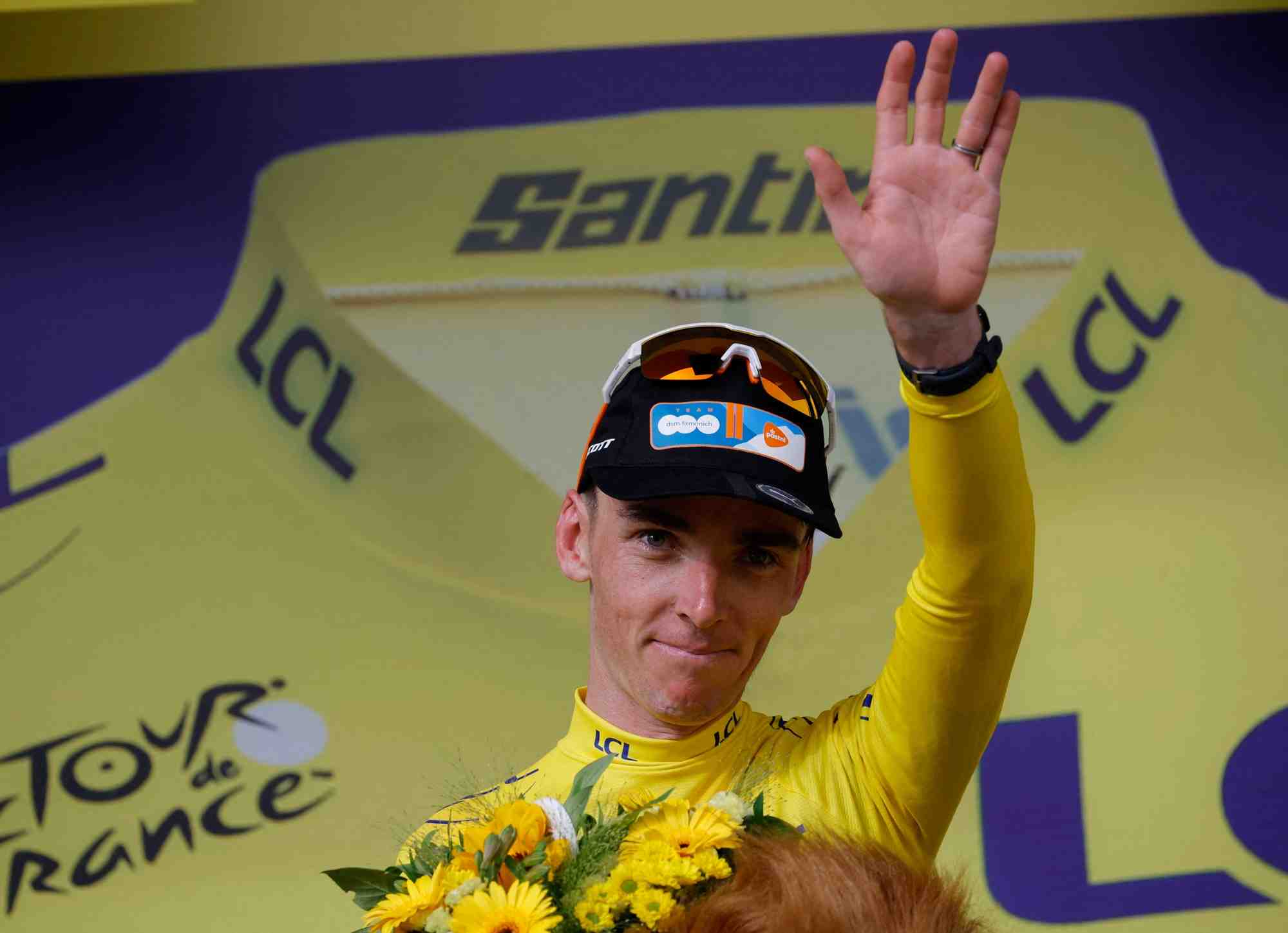 Romain bardet sur le podium avec le maillot jaune