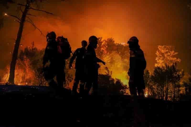 Des pompiers tentent d'eteindre un feu de foret a dionysos