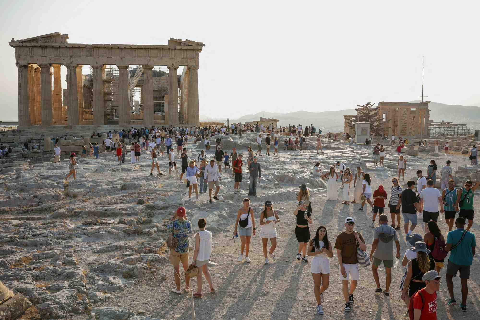 Le temple du parthenon au sommet de la colline de l'acropole, a athenes