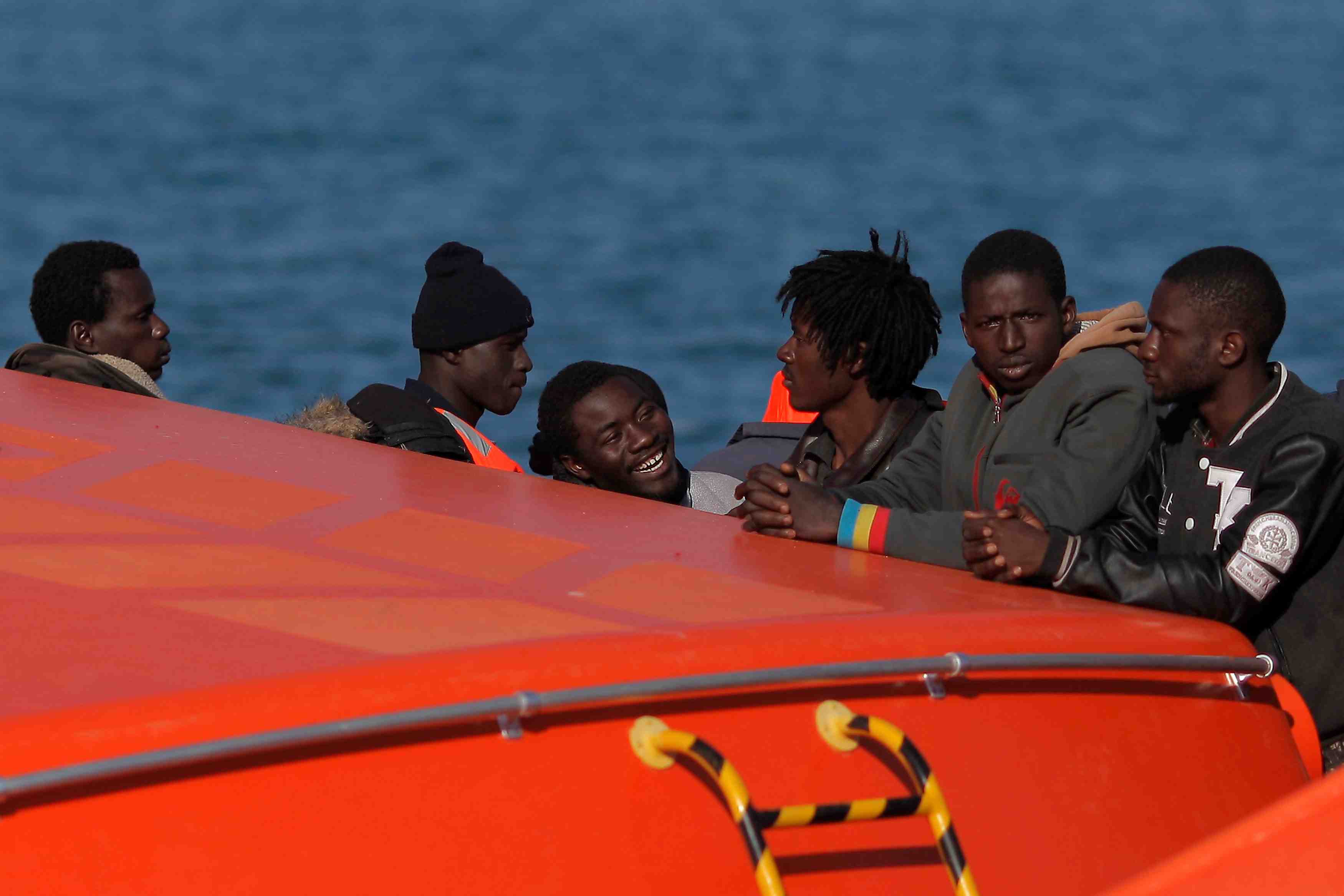 L'otan veut aider l'ue a lutter contre le trafic de migrants en mediterranee