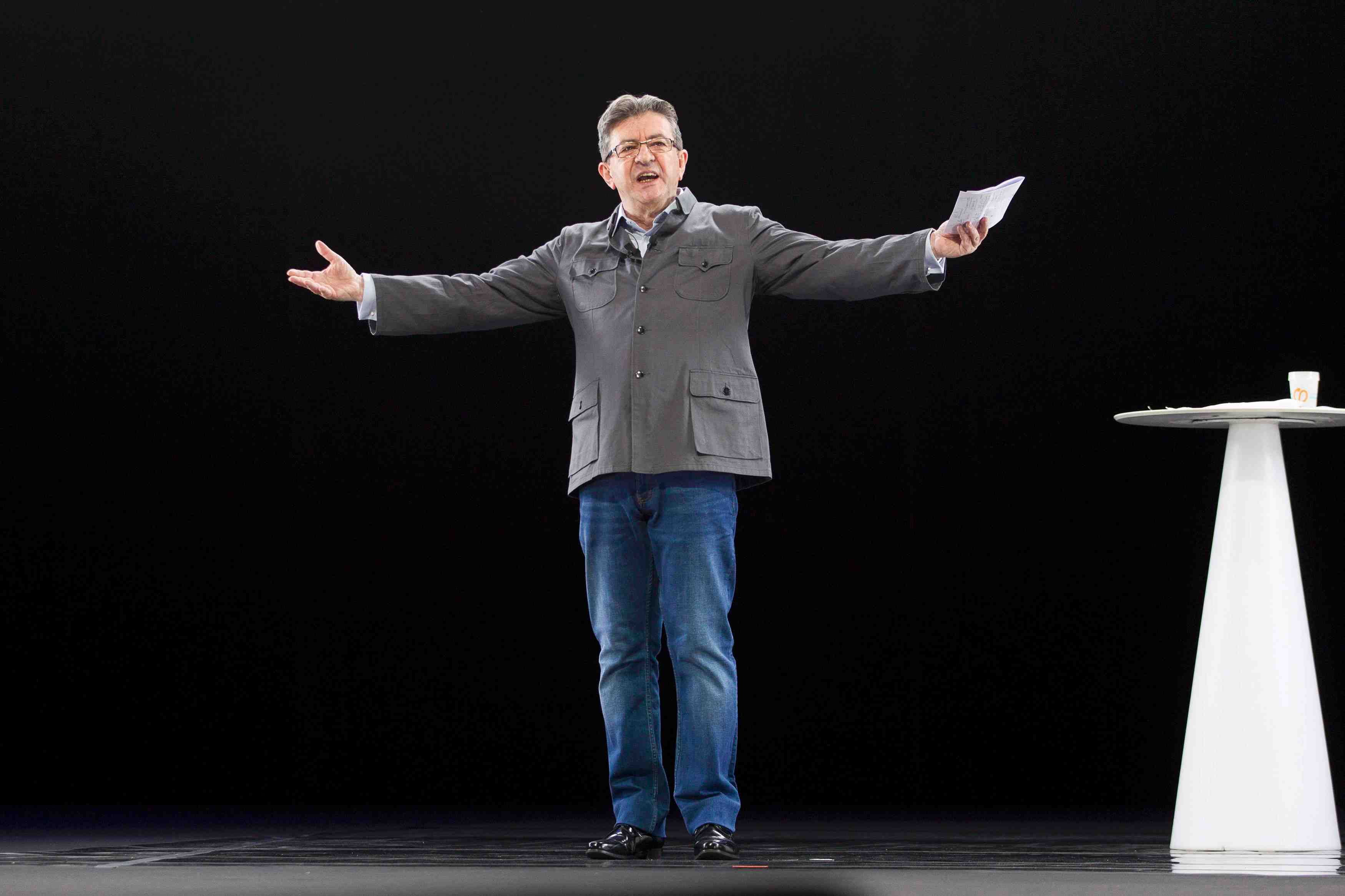 Melenchon "pret a discuter" avec hamon