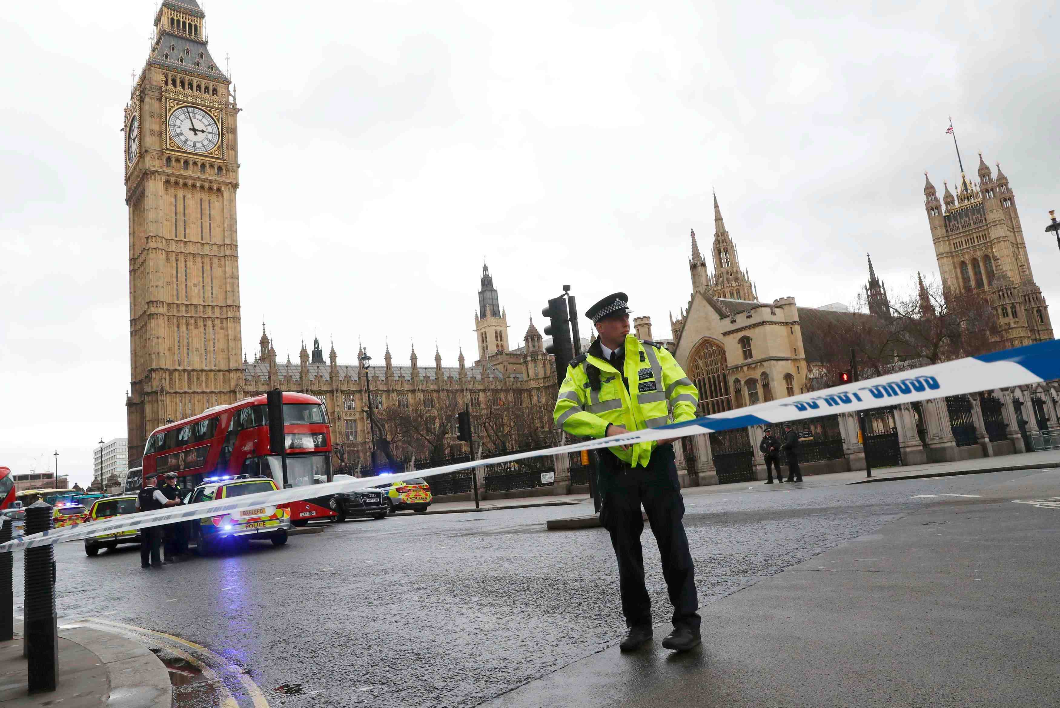Un assaillant atteint par des tirs dans l'enceinte du parlement de londres
