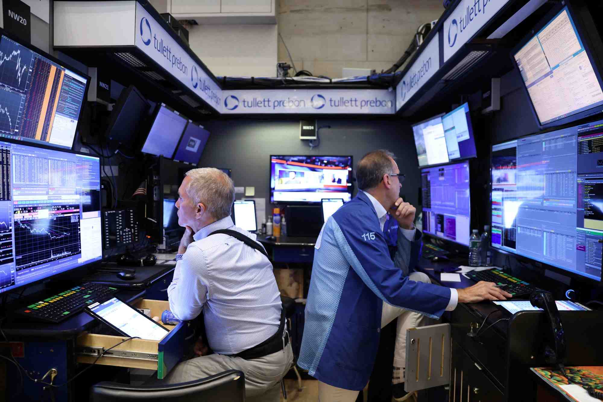 Des traders travaillent a la bourse de new york (nyse) a manhattan
