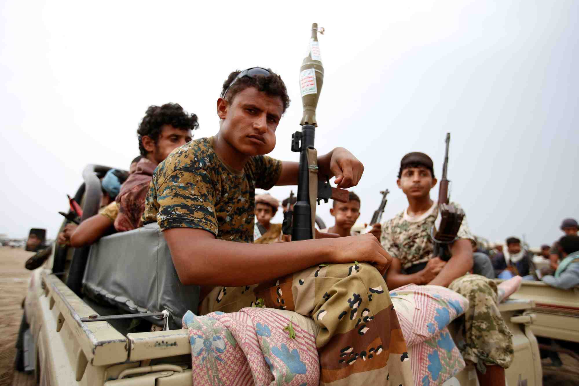 « Les Houthis soutenus par l'Iran ont lancé dans le sud de la mer Rouge une attaque complexe de conception iranienne à l'aide de drones, de missiles de croisière antinavire et d'un missile balistique antinavire », a détaillé de son côté le Commandement militaire américain au Moyen-Orient (Centcom).