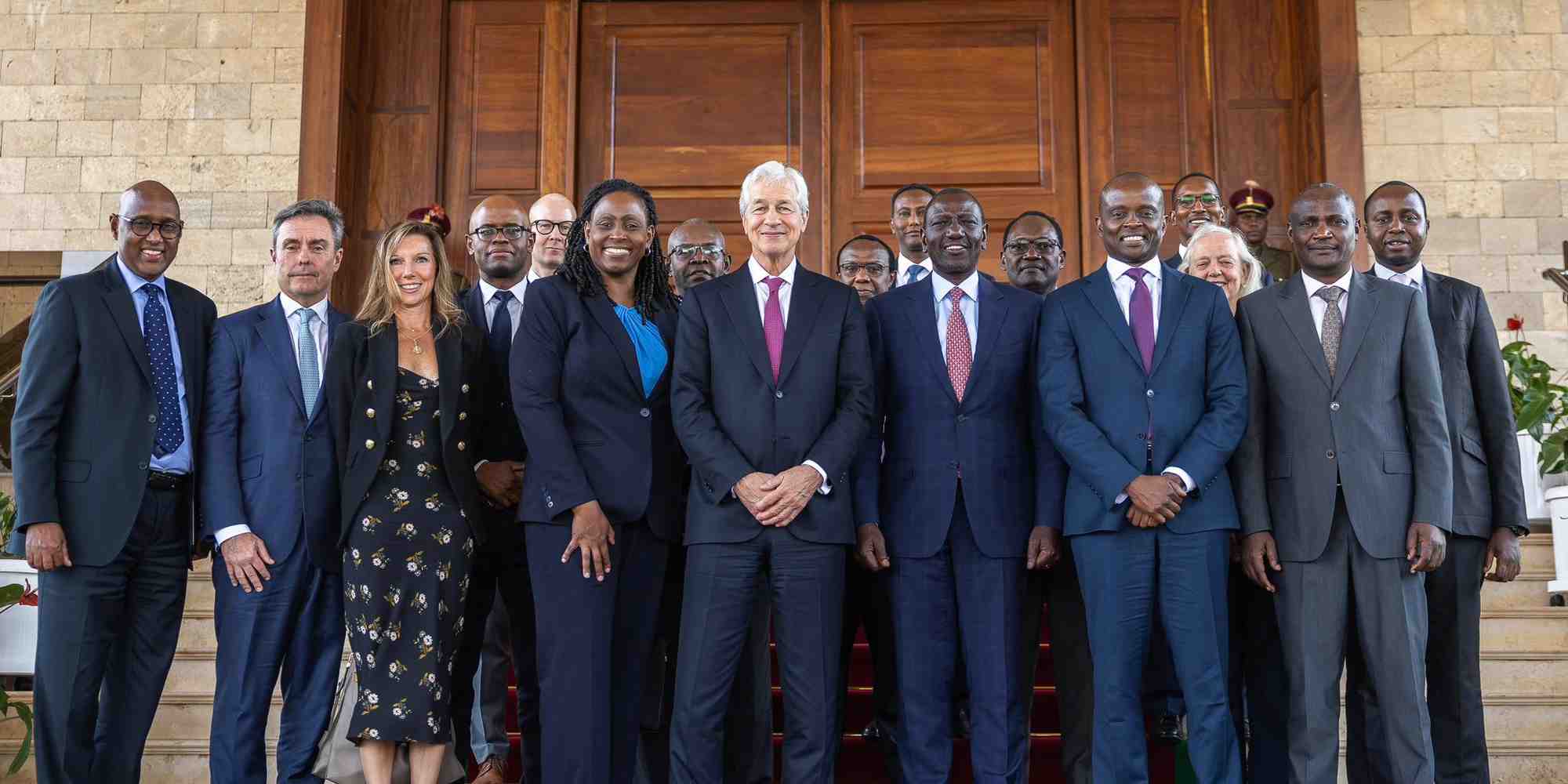 Jamie Dimon, CEO de JP Morgan aux cotés du président Willima Ruto lors de sa visite à la State House de Nairobi le 24 octobre 2024.