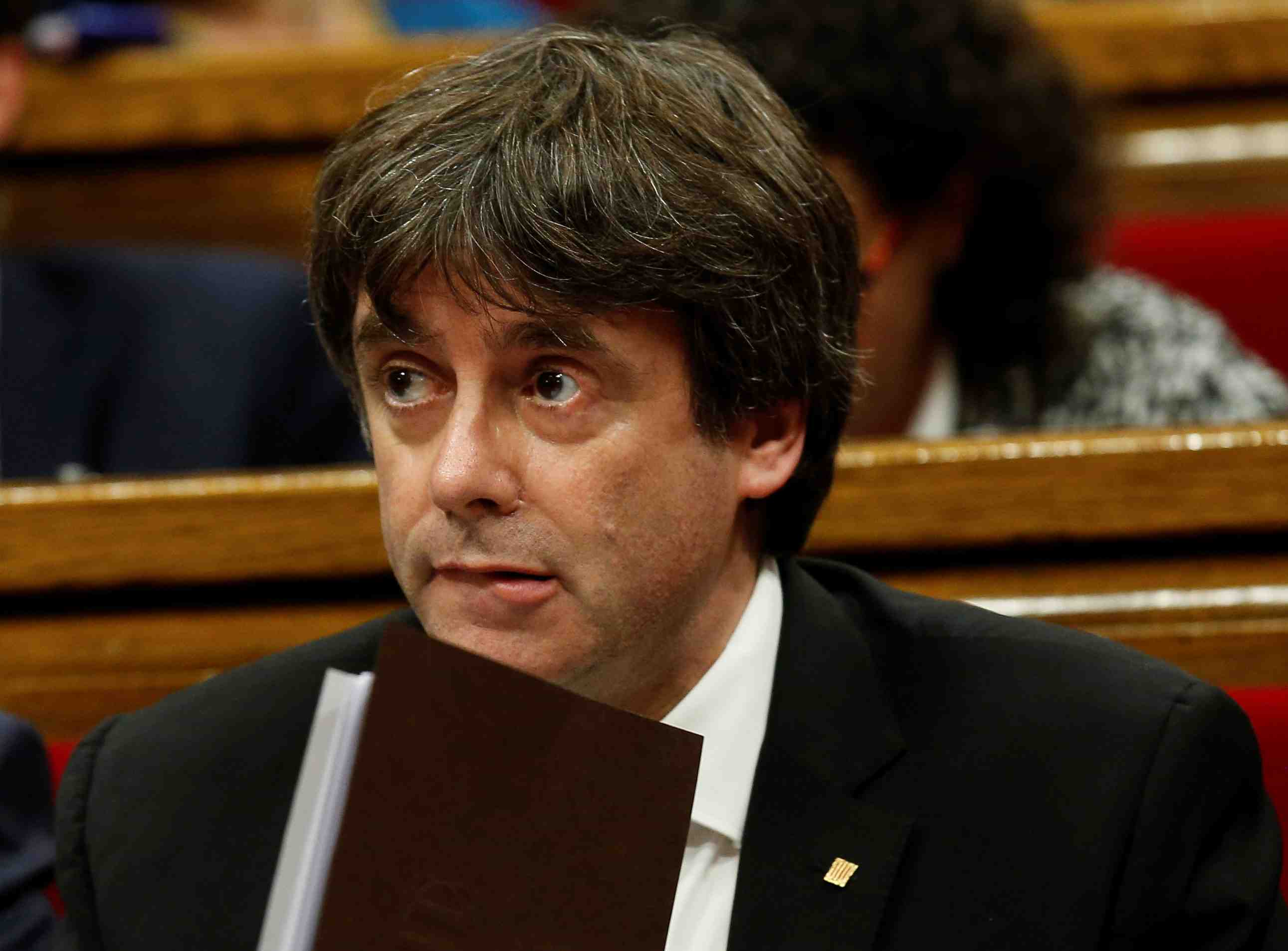 Puigdemont promet l'independance catalane, suspend son application
