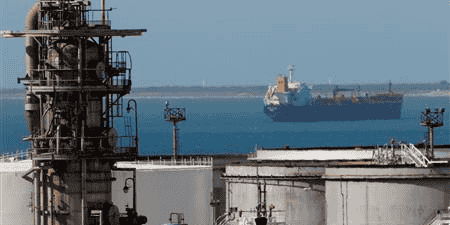 Tanker au large du terminal pétrolier de Fos-Lavera, près de Marseille.