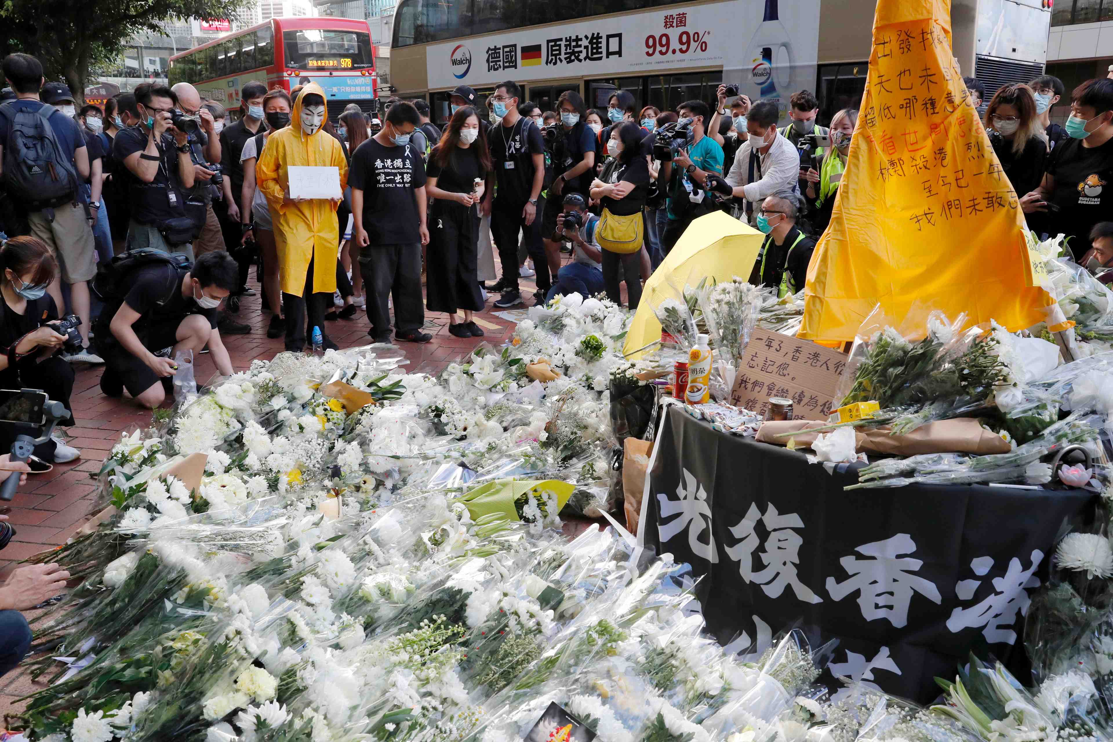 Rassemblement a hong kong en memoire d'un manifestant decede