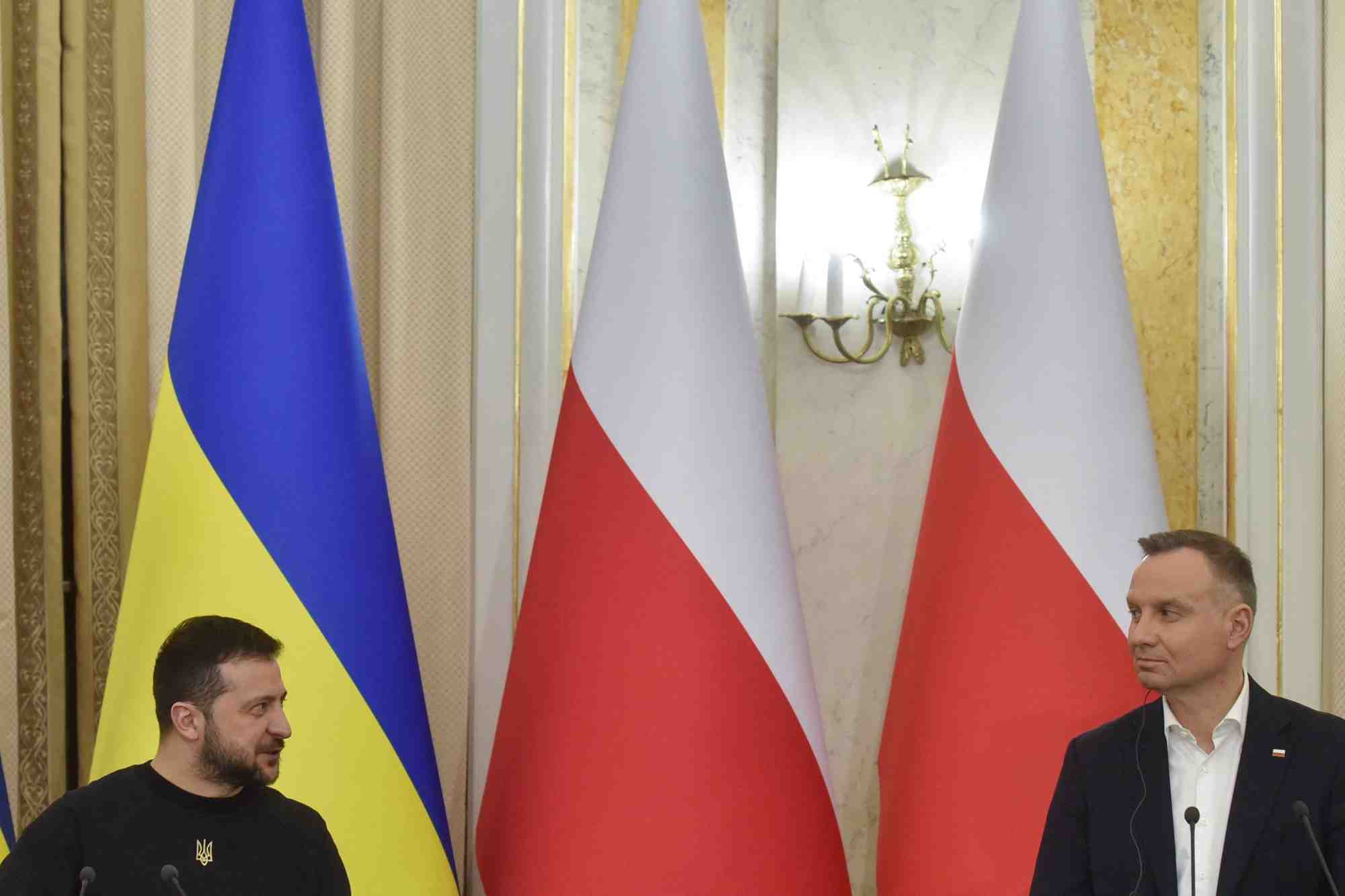 Le president ukrainien volodimir zelensky et le president polonais andrzej duda lors d'une conference de presse a lviv