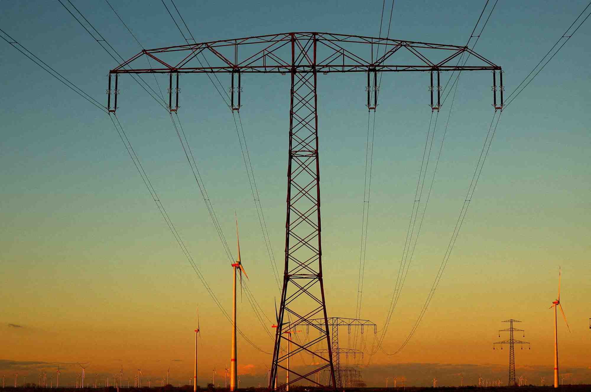 Pylones electriques a cote des eoliennes pres de weselitz, en allemagne