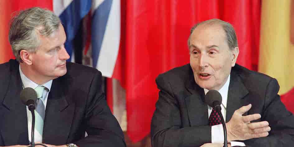 En 1994, Michel Barnier, ministre de l’Environnement, au côté de François Mitterrand.