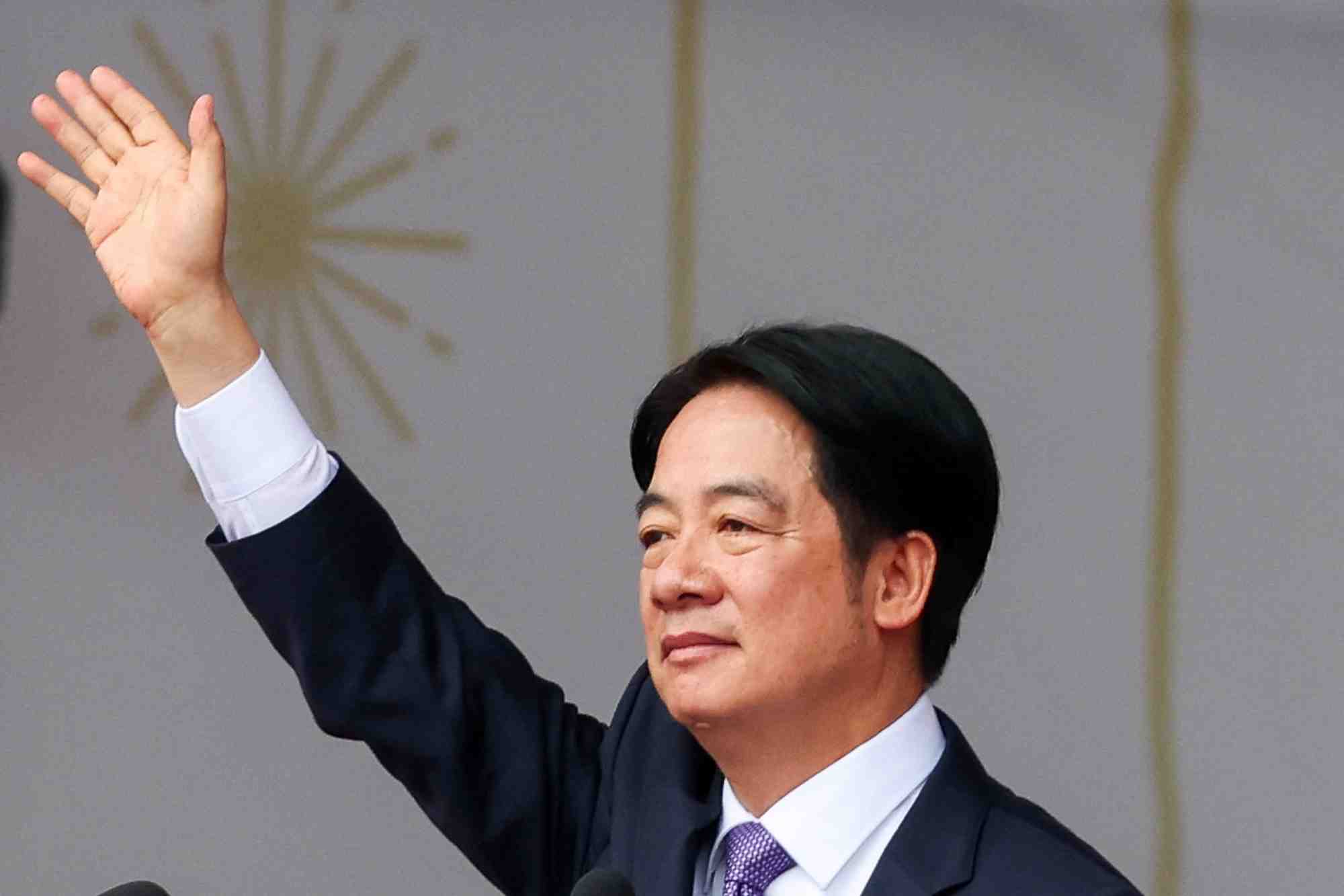 Le president taiwanais lai ching-te salue la foule lors de la fete nationale pour marquer le 113eme anniversaire de la republique de chine, le nom officiel de taiwan