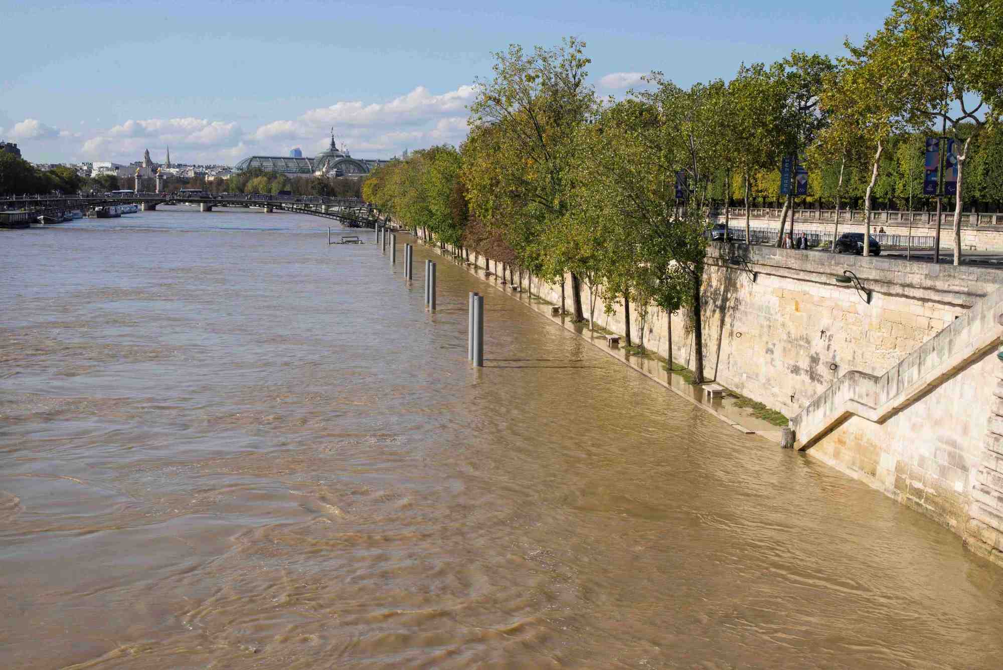 A Paris, la station de Montsouris a enregistré en octobre un record de  pluie depuis un siècle.