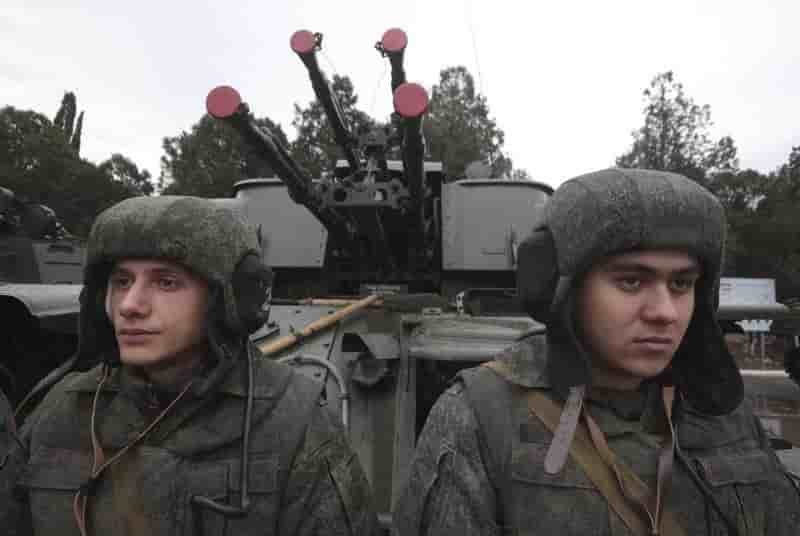 Six cents soldats russes engages dans des manoeuvres en crimee