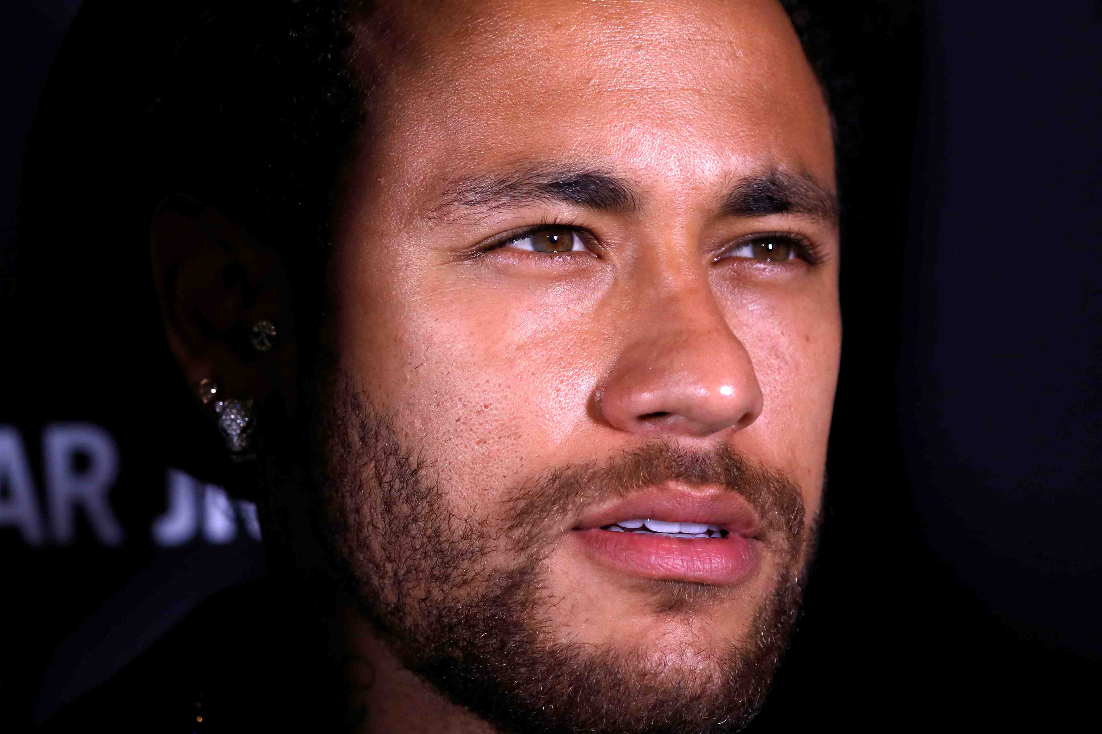 Neymar, vise par une plainte pour viol, rejette les accusations