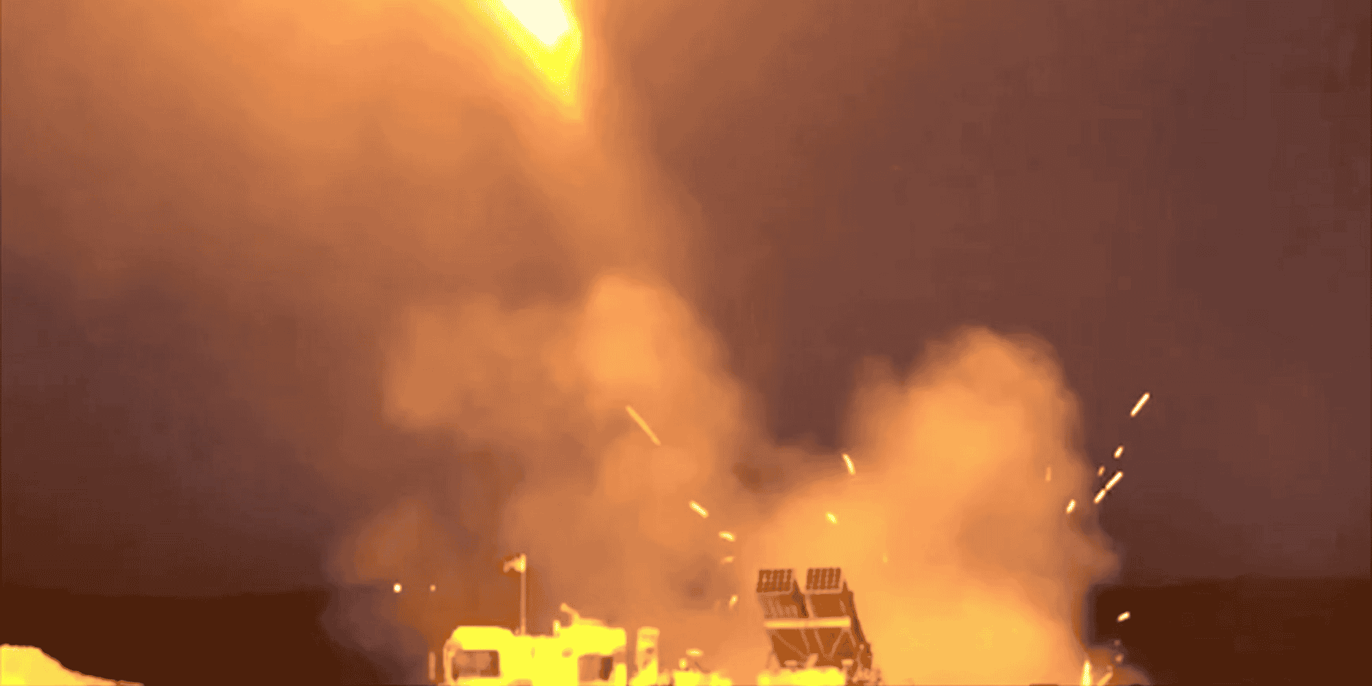 Un lance-roquettes multiple dans une séquence de tir depuis un lieu inconnu, c'est ainsi, dans une vidéo (dont cette image est extraite) diffusée via Twitter le 9 octobre 2019, que le ministère de la Défense turc illustre son message sur les premiers succès de son opération militaire en Syrie contre les Kurdes baptisée "Printemps de la Paix" (Peace Spring).