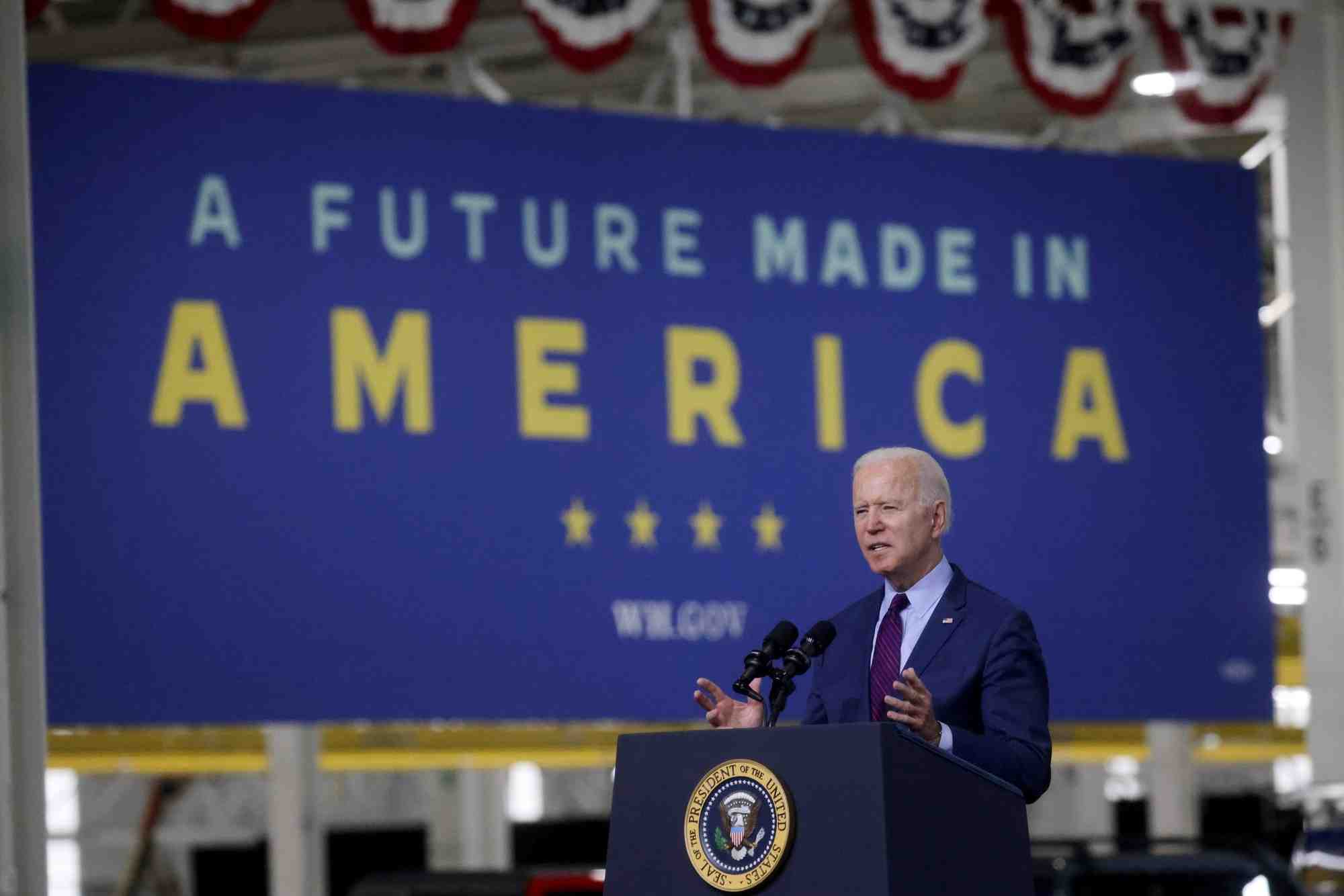 Biden devrait presenter un projet de budget a 6.000 milliards de dollars, rapporte le nyt
