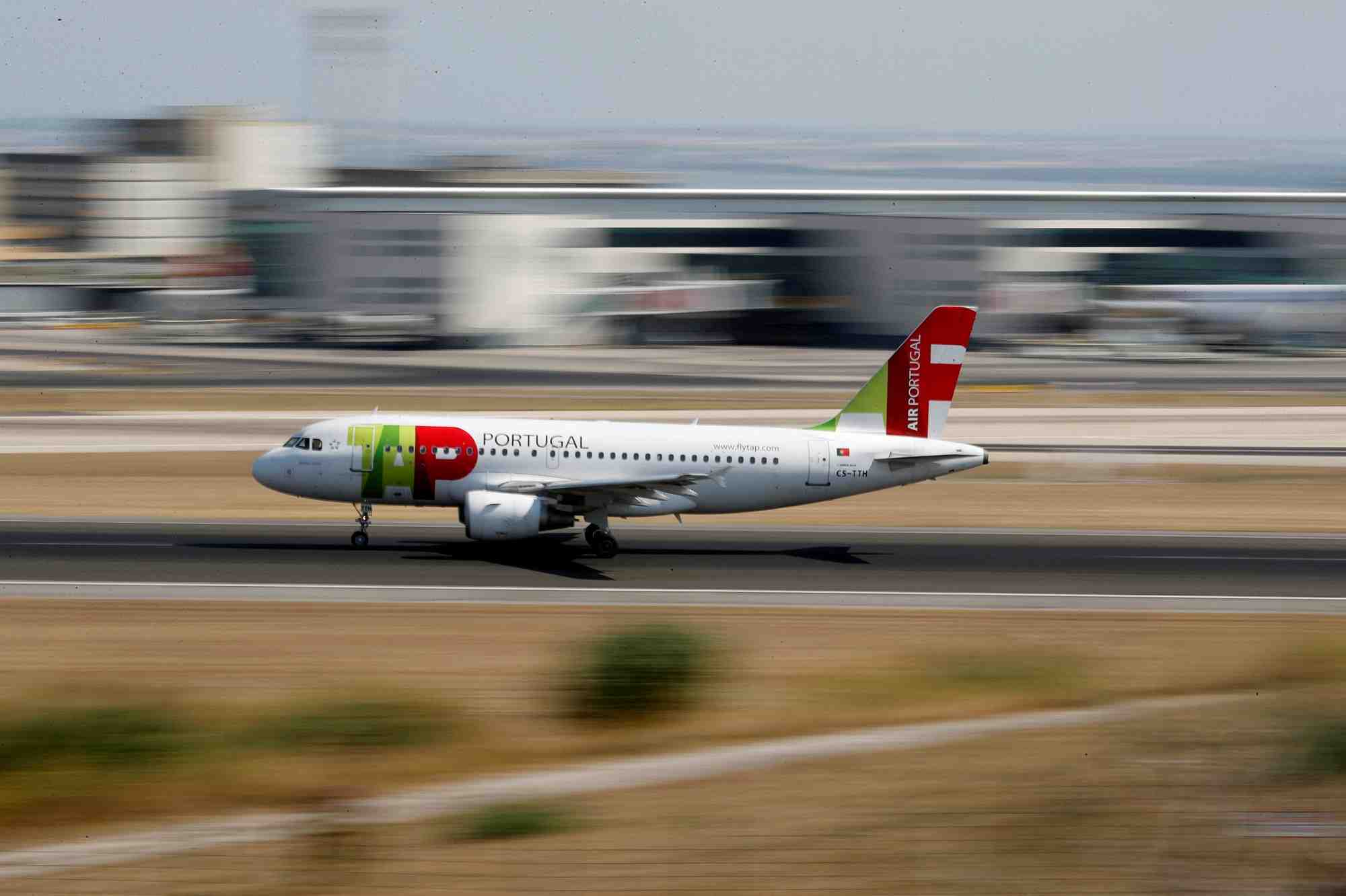Photo d'archive d'un airbus a319 de tap air portugal atterrissant a l'aeroport de lisbonne