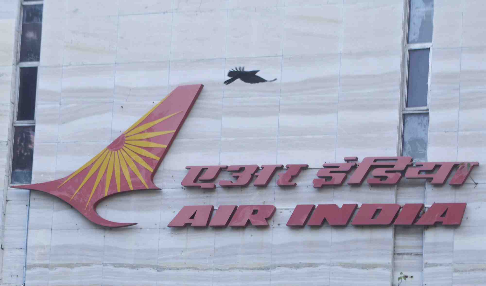 Un logo de la compagnie aerienne air india au siege de l'entreprise a bombay