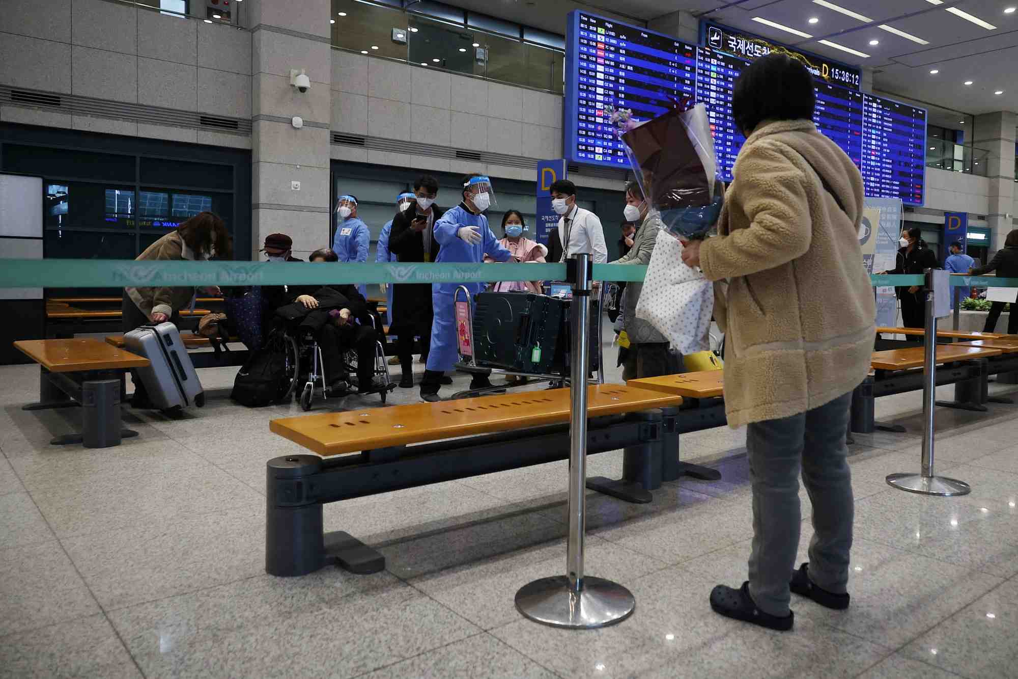 Des passagers chinois arrivent a l'aeroport international d'incheon, en coree du sud