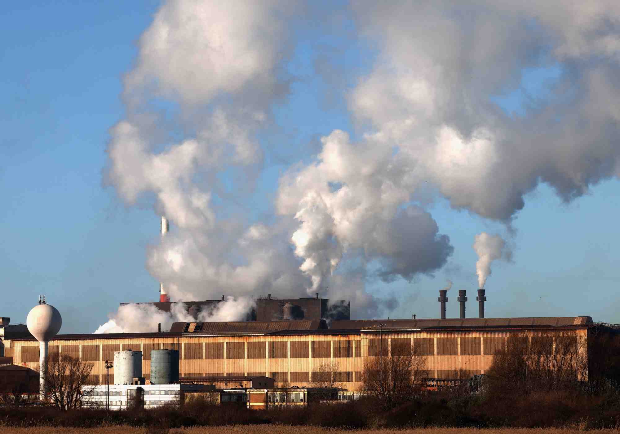 De la fumee s'echappe des cheminees d'une usine du port de dunkerque