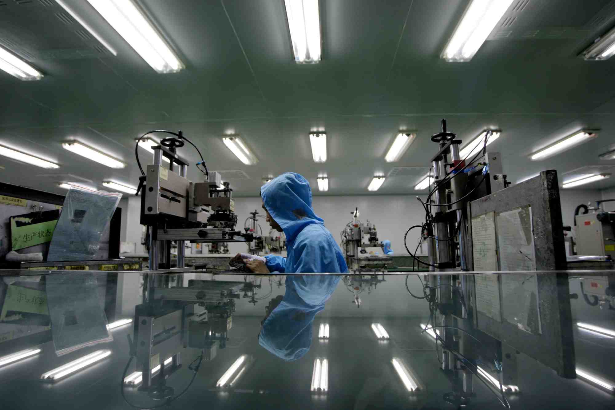 Un homme travaille dans une usine a dongguan, dans la province de guangdong, au sud de la chine