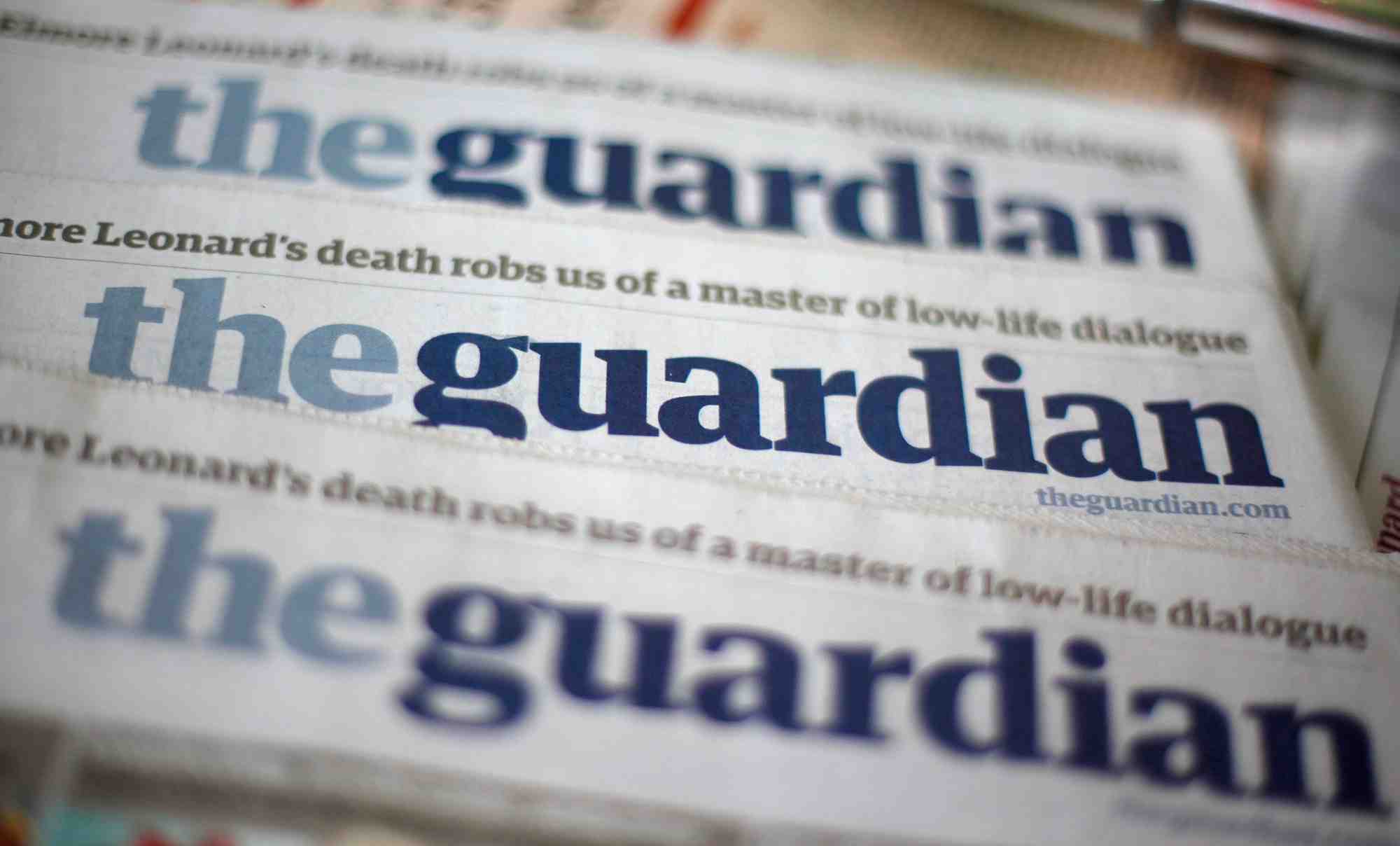 Des exemplaires du journal the guardian chez un marchand de journaux a londres