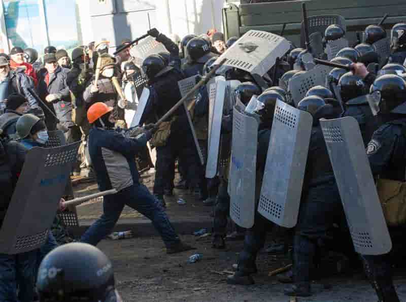Heurts entre police et opposants près du parlement de Kiev