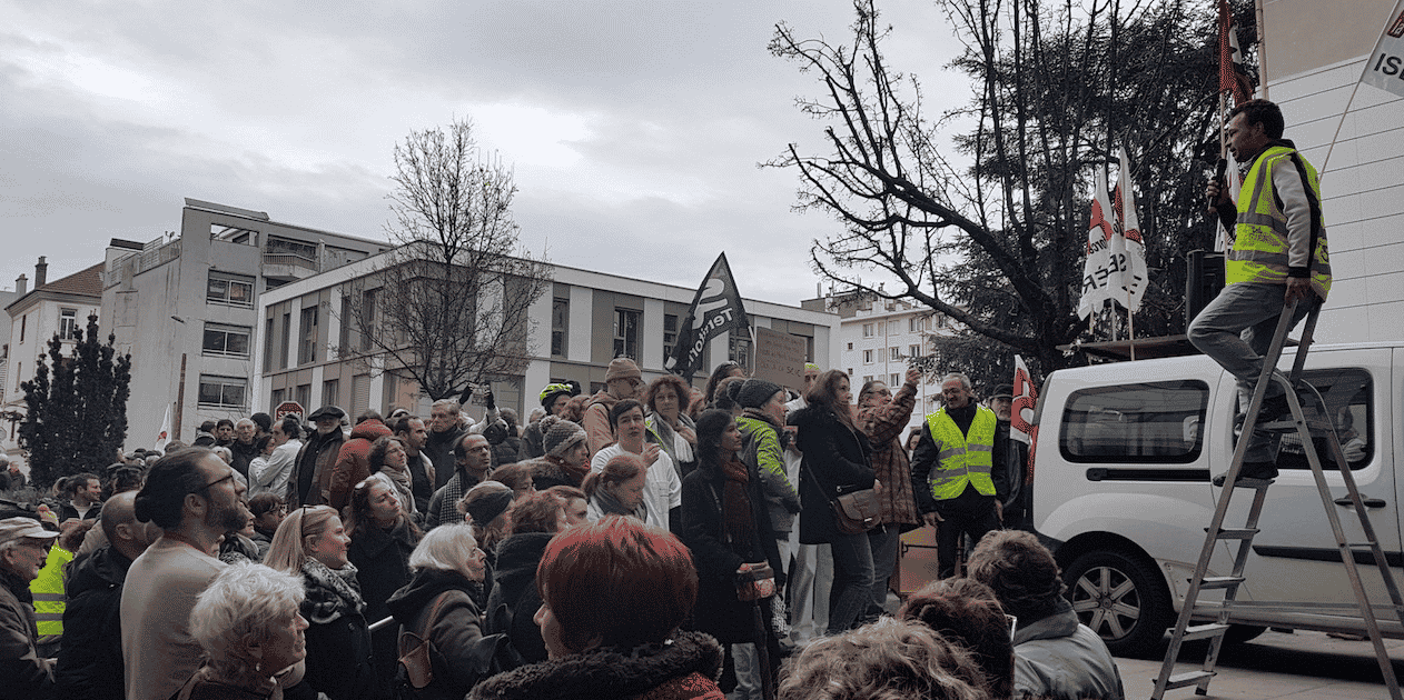 Un débrayage, organisé ce jeudi midi par l'intersyndicale du GHM et soutenu par le collectif des usagers, les Unions de quartier et le collectif SCIC, a rassemblé près de 300 personnes devant les locaux de la clinique grenobloise.