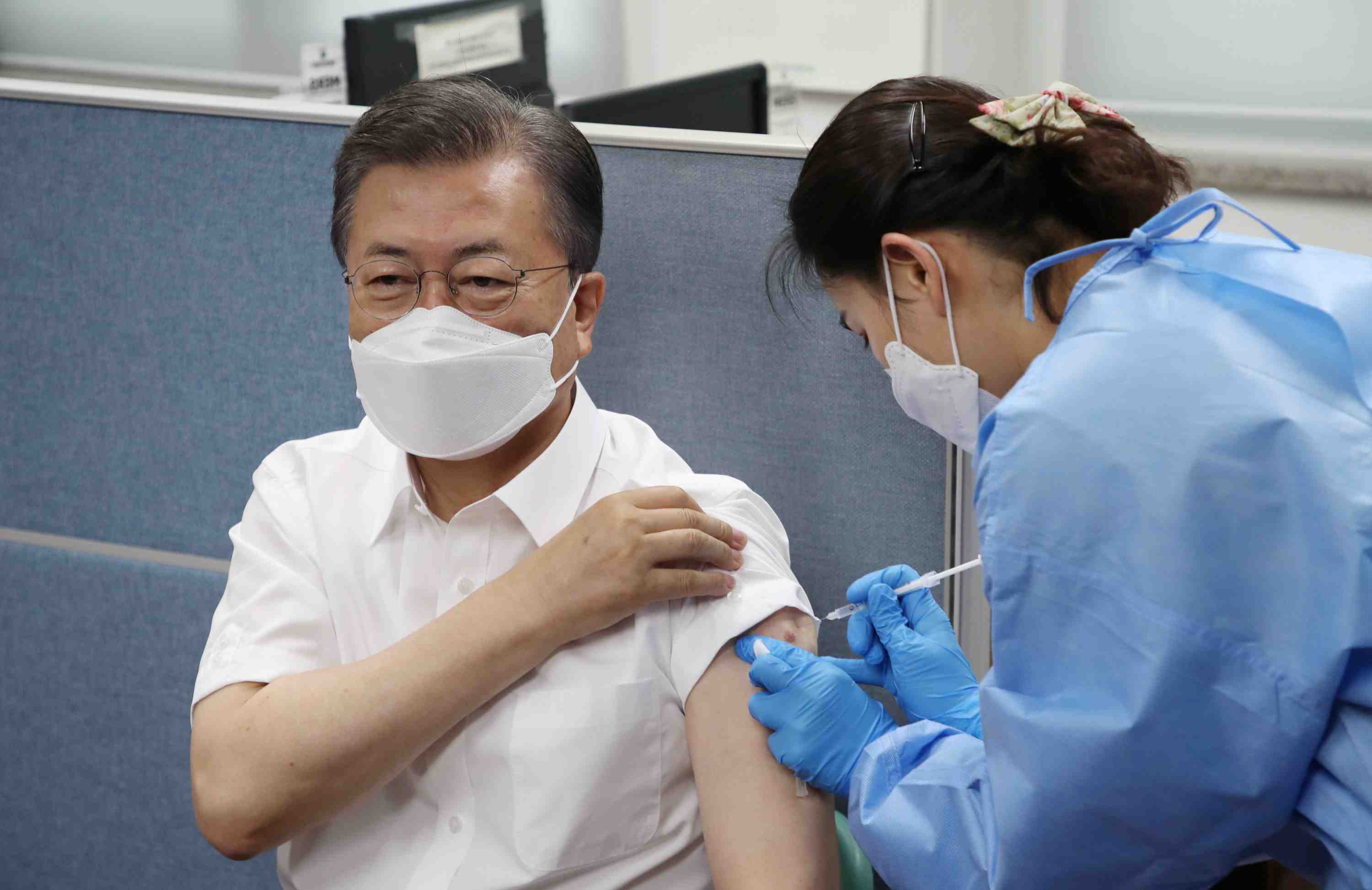 Coree du sud: moon recoit une injection du vaccin d'astrazeneca