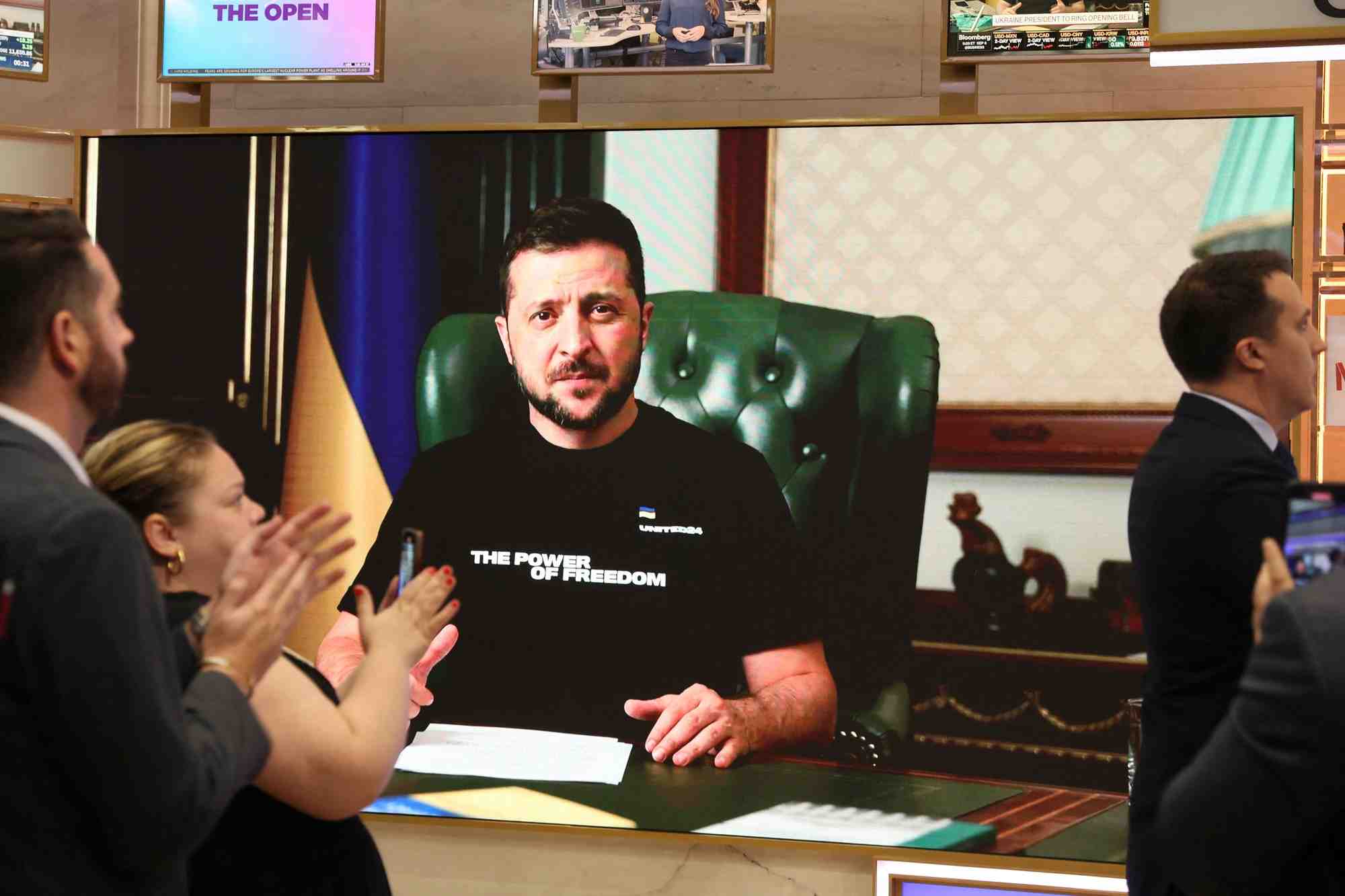 Ukraine: zelensky, en quete d'investissements, sonne la cloche a new york