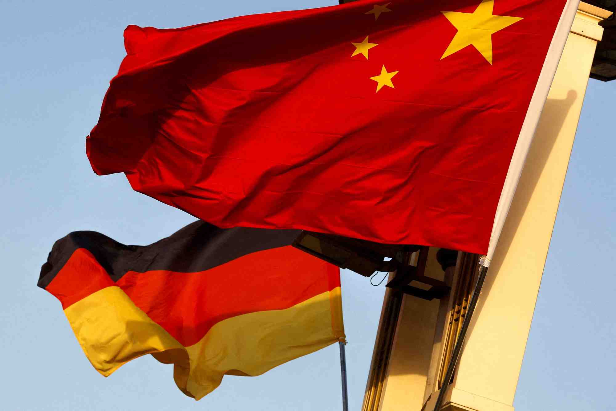 Photo d'archives : les drapeaux nationaux allemand et chinois flottent sur la place tiananmen a pekin