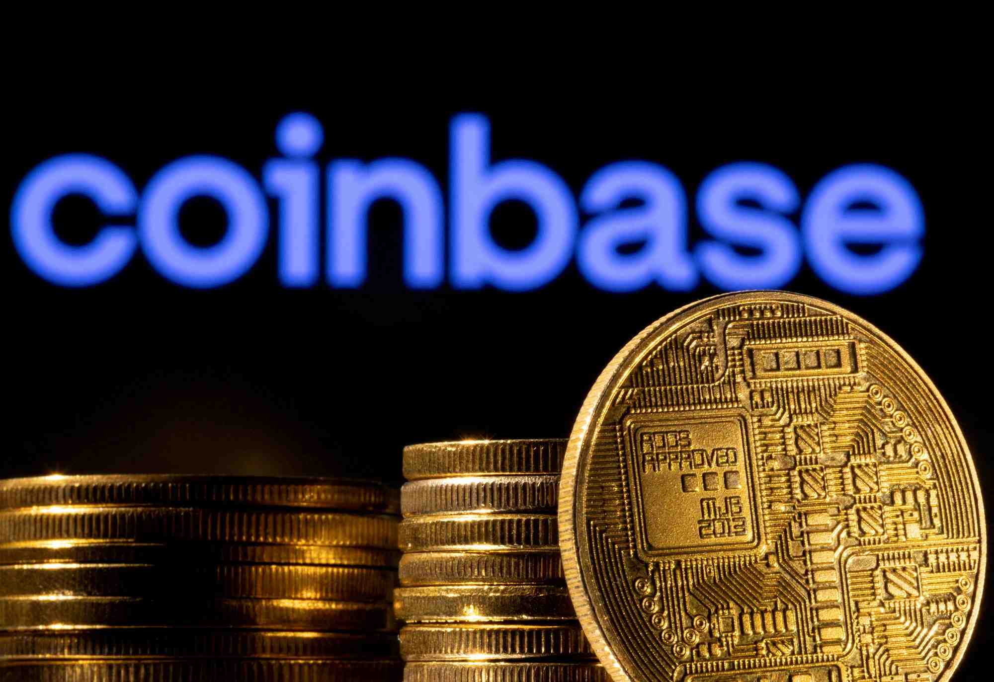 Photo d'illustration d'une representation de crypto-monnaie et du logo coinbase