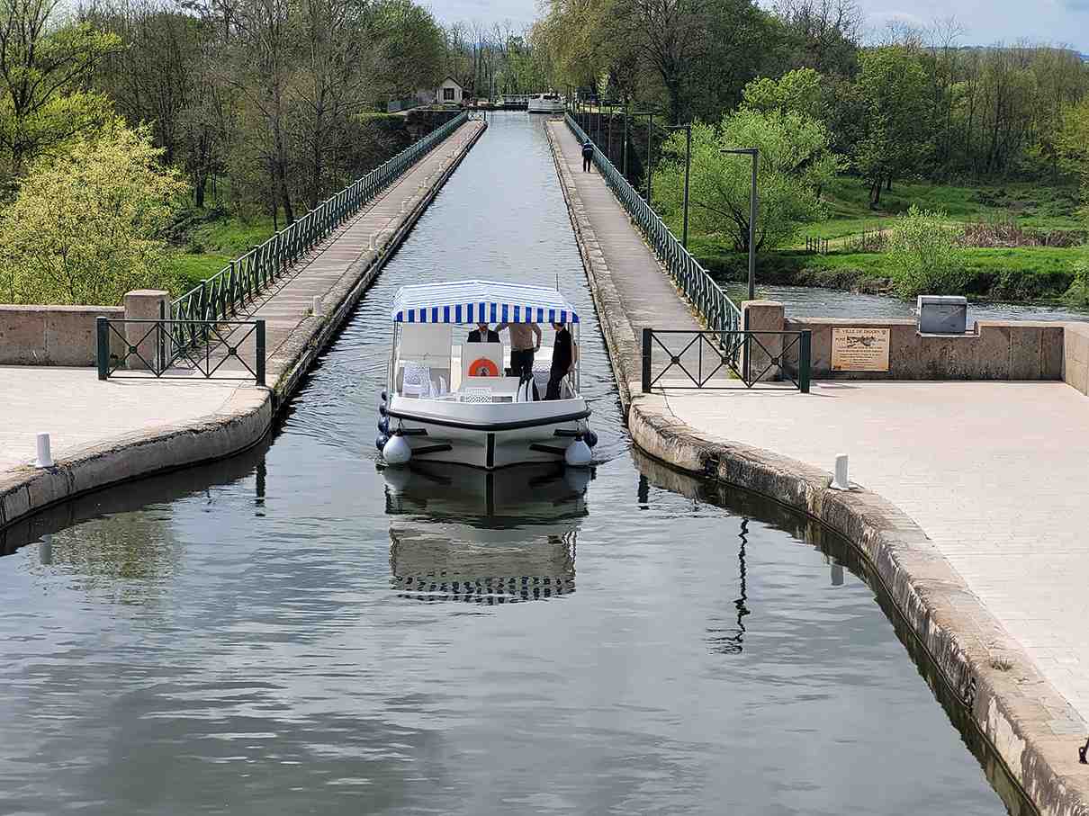 Le premier bateau de plaisance à hydrogène sur le pont Canal à Digoin, en Saône-et-Loire