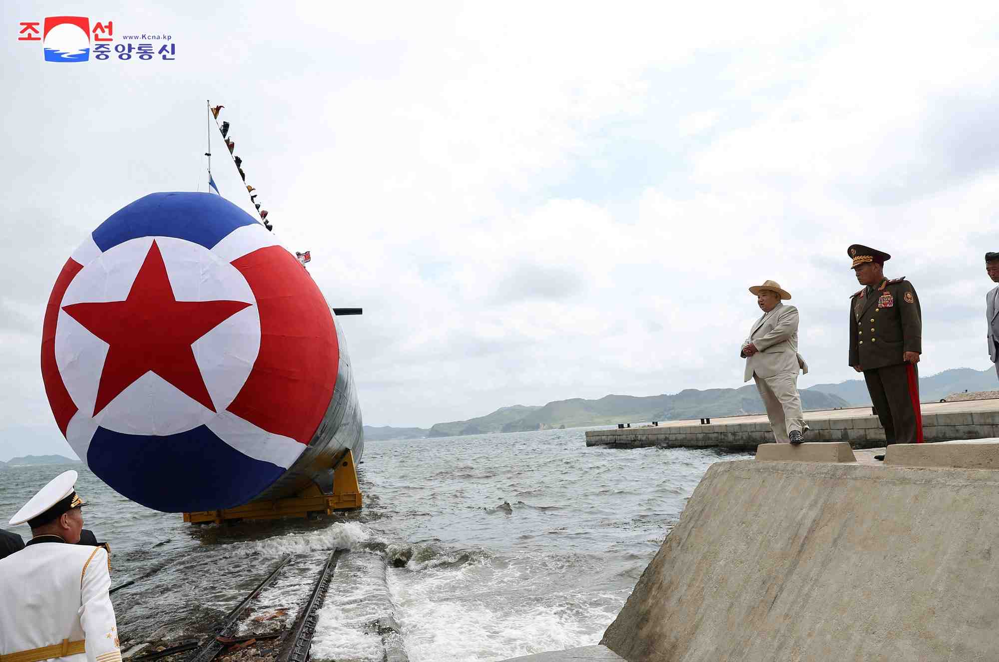 Photo du dirigeant nord-coreen kim jong un qui assiste a ce que les medias d'etat rapportent comme une ceremonie de lancement d'un nouveau sous-marin nucleaire