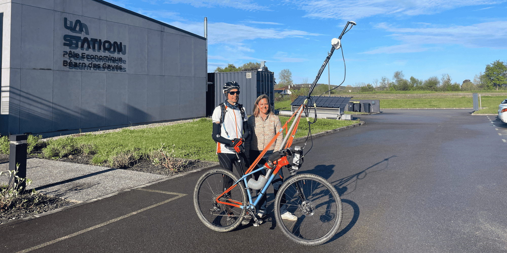 Equipé d'une perche de deux mètres et d'un magnétomètre, Yannick Bouet va réaliser des relevés sur un circuit de 550 km de long dans les Pyrénées-Atlantiques à la recherche de gisements d'hydrogène naturel. Pour le compte de Laure Dissez, la cheffe de projet de TBH2 Aquitaine.