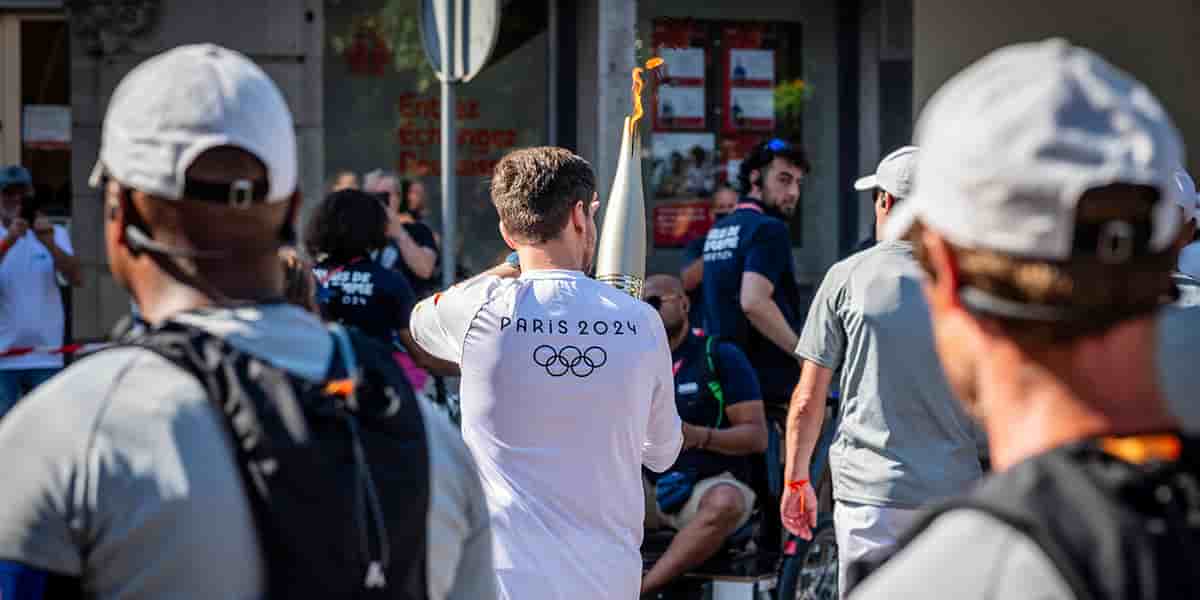 La flamme des Jeux Olympiques Paris 2024 qui parcourt la France.