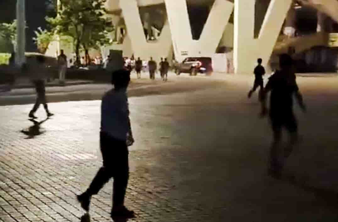 Une voiture quelques instants avant qu'elle ne percute un groupe de personnes sur la route a zhuhai