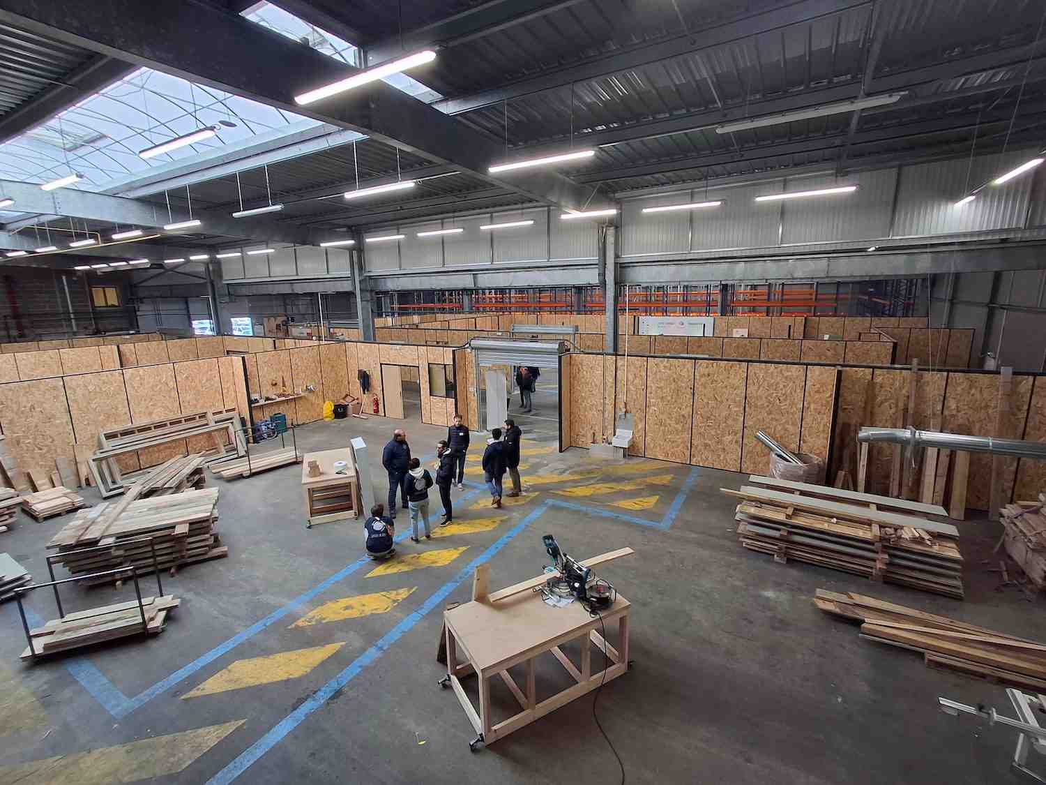 Cyneo, filiale de Bouygues Construction, a ouvert un centre dédié au réemploi des matériaux de construction près de Nantes (Loire-Atlantique).
