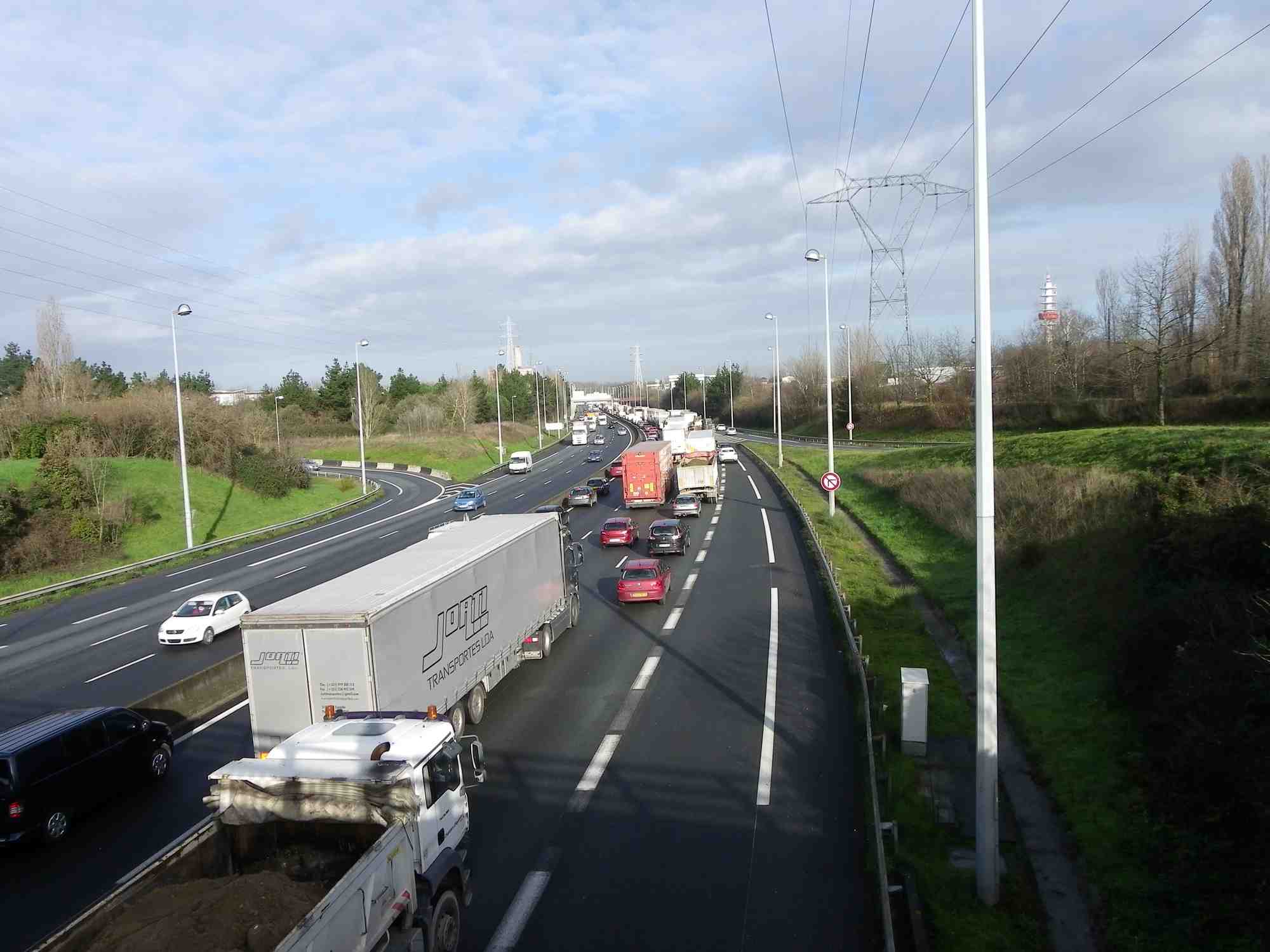 Si l'activité des transporteurs routiers se poursuit, elle est globalement affectée par la crise sanitaire du Covid-19.