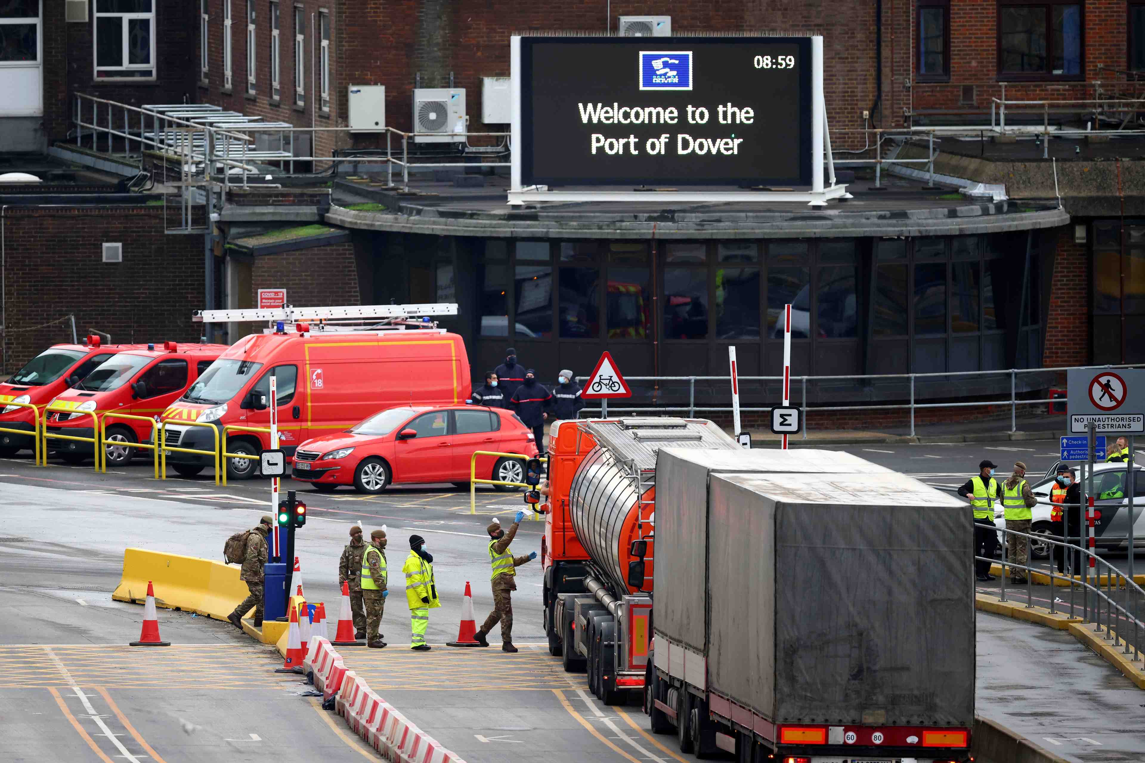 Londres envoie des renforts a douvres pour degager les files de camions