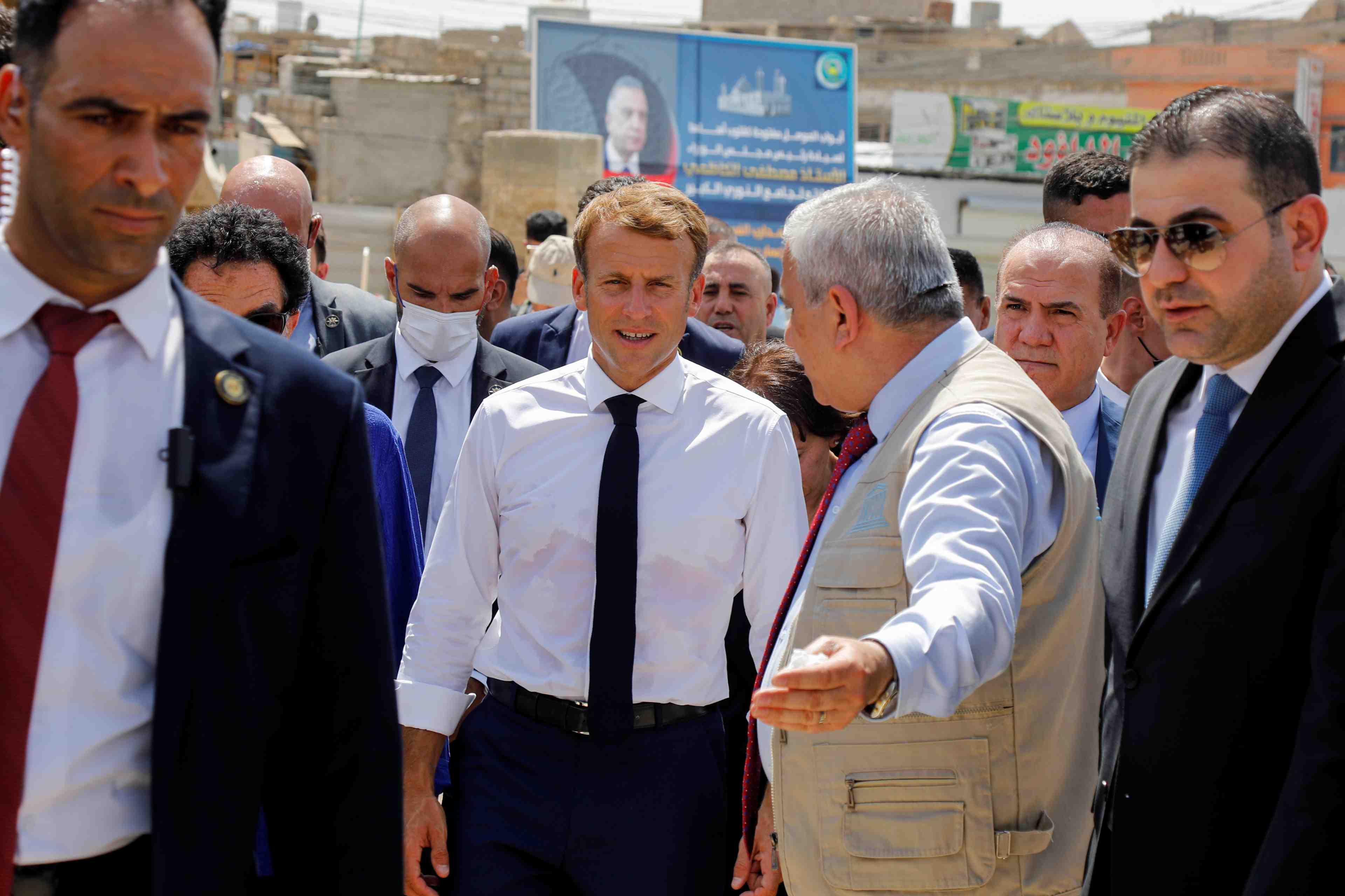 A mossoul, ancien fief de daech, macron plaide pour le dialogue